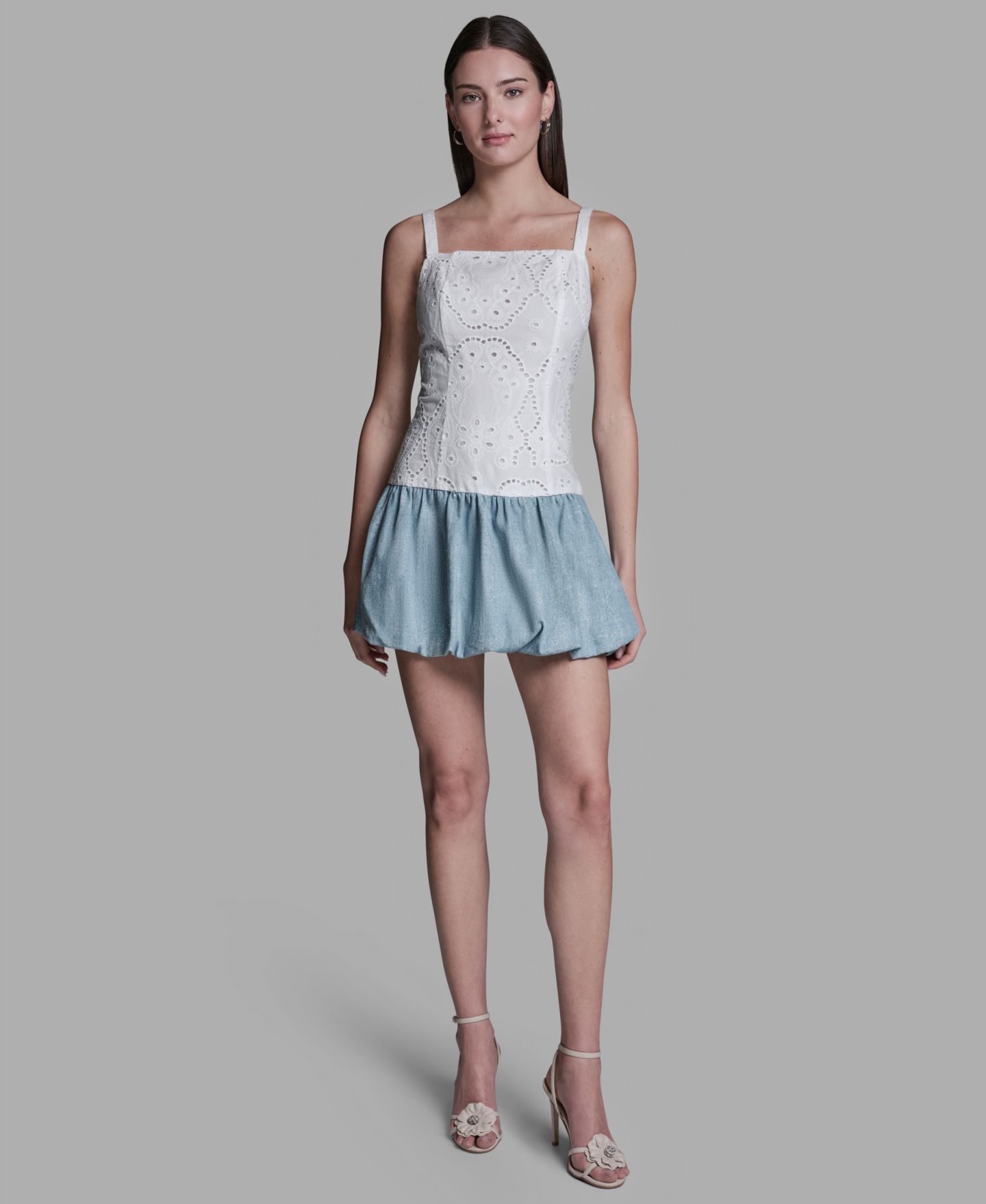 Женское платье BCBG Eyelet Detail Sleeveless Square Neck Bubble Hem Mini, цвет: Белый / Небесно-голубой индиго — фото 2