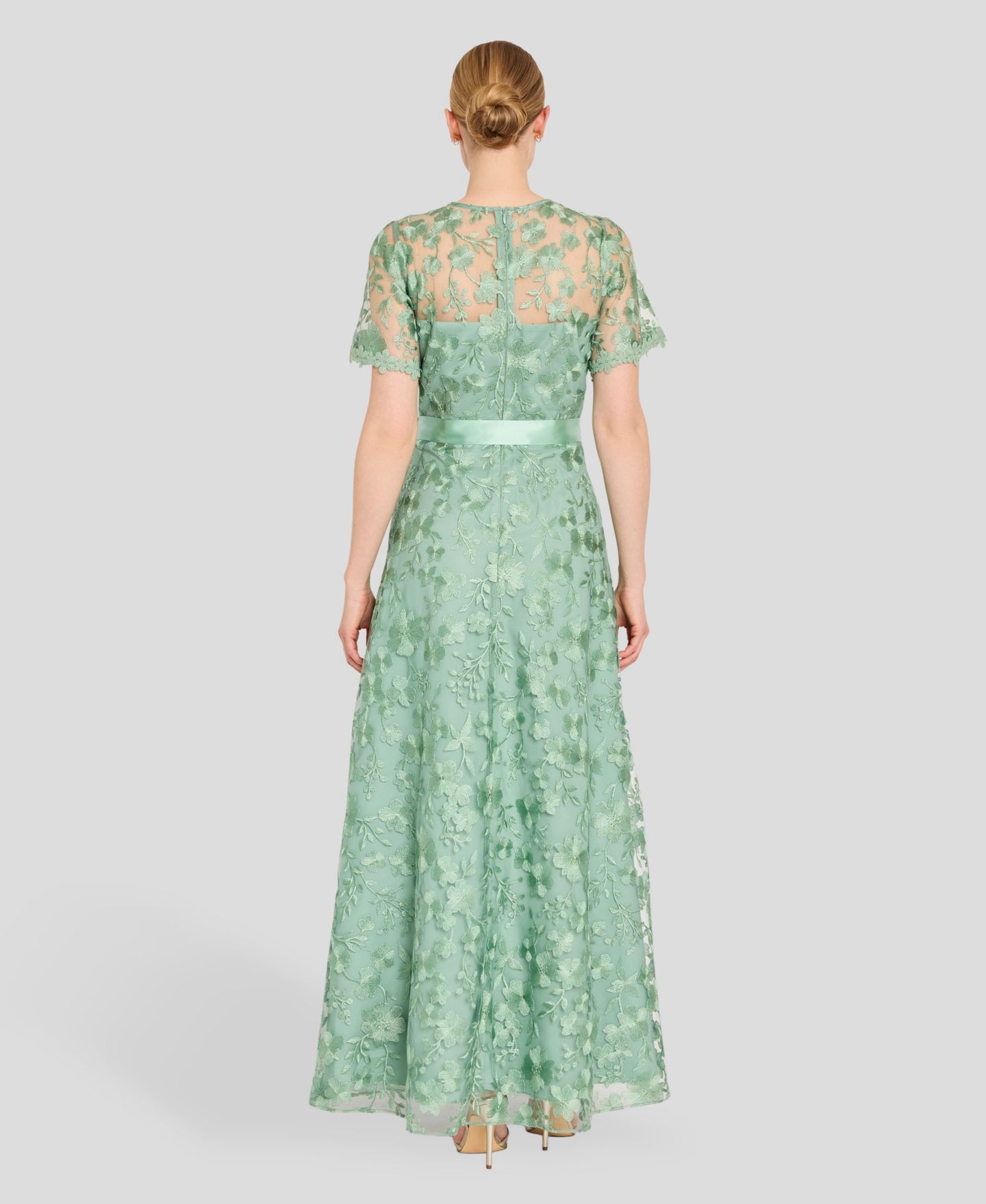 Женское платье Tahari ASL Short-Sleeve Embroidered Gown, цвет: Шалфейный — фото 5