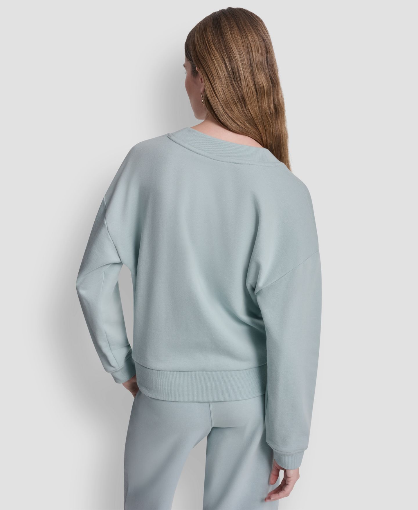 Женская толстовка DKNY Sport Metallic Bubble Logo V-Neck, цвет: Минеральный — фото 5