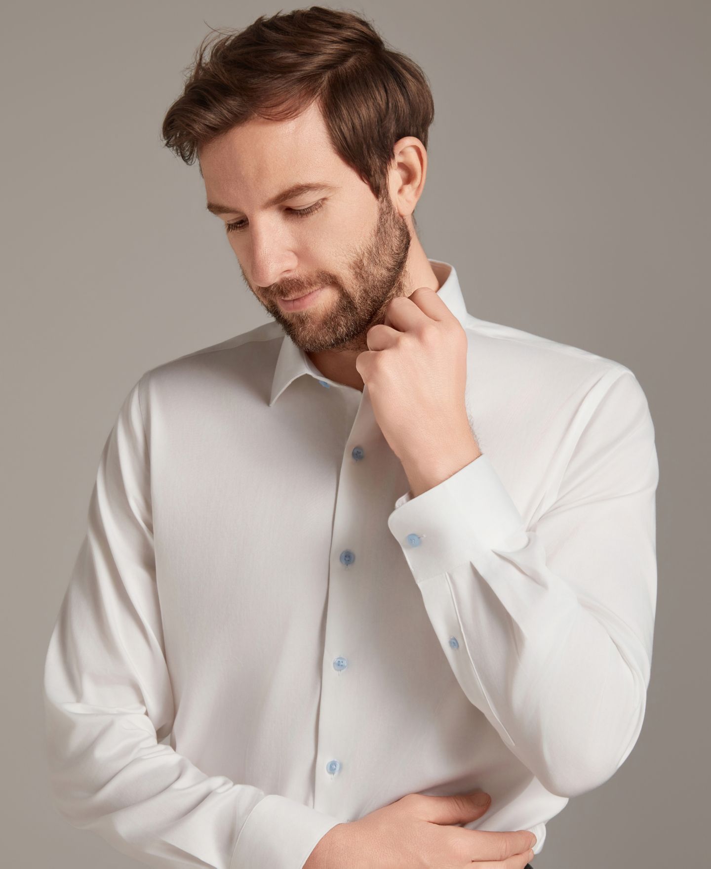 Мужская рубашка Bar III Sateen Solid Contrast Buttons Dress Shirt, цвет: Белый / Индиго — фото 1