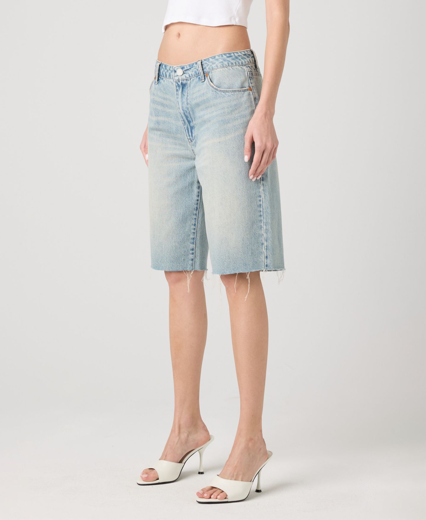 Женские шорты BLANK NYC The Leonard Loose Bermuda Denim Shorts, цвет: Weekend Trip — фото 3