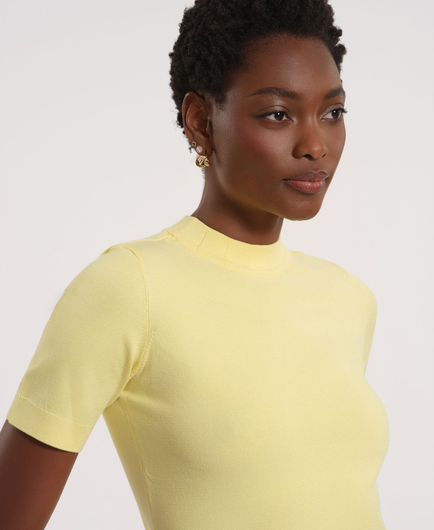 Женский топ Isaac Mizrahi Short-Sleeve Mock Neck, цвет: Сливочный жёлтый — фото 2
