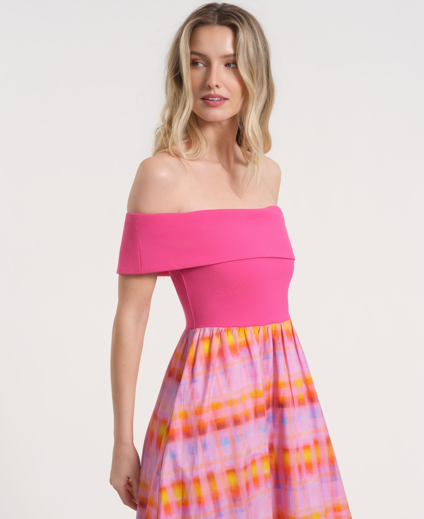 Женское платье Isaac Mizrahi Off-The-Shoulder Printed Maxi, цвет: Розовый / Клетчатый — фото 3