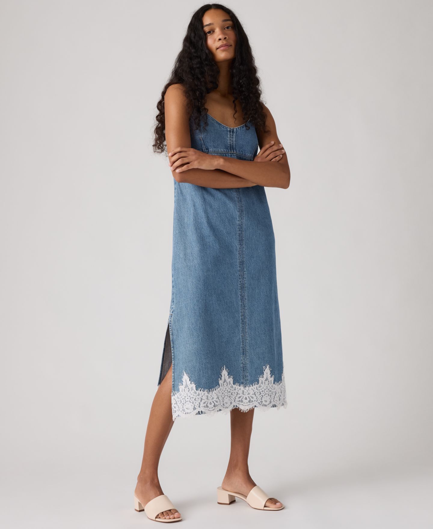 Женское платье Levi's Premium 90s Denim Sleeveless V-Neck Slip, цвет: Slipped My Mind — фото 1