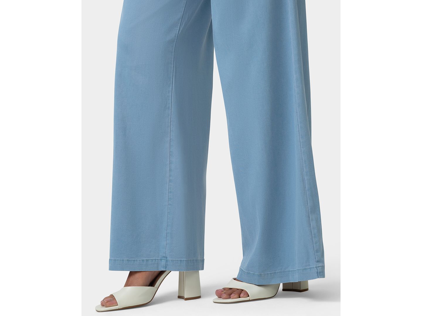 Женские брюки Hue Fluid Denim Palazzo Pant, цвет: Шамбре варёный — фото 5