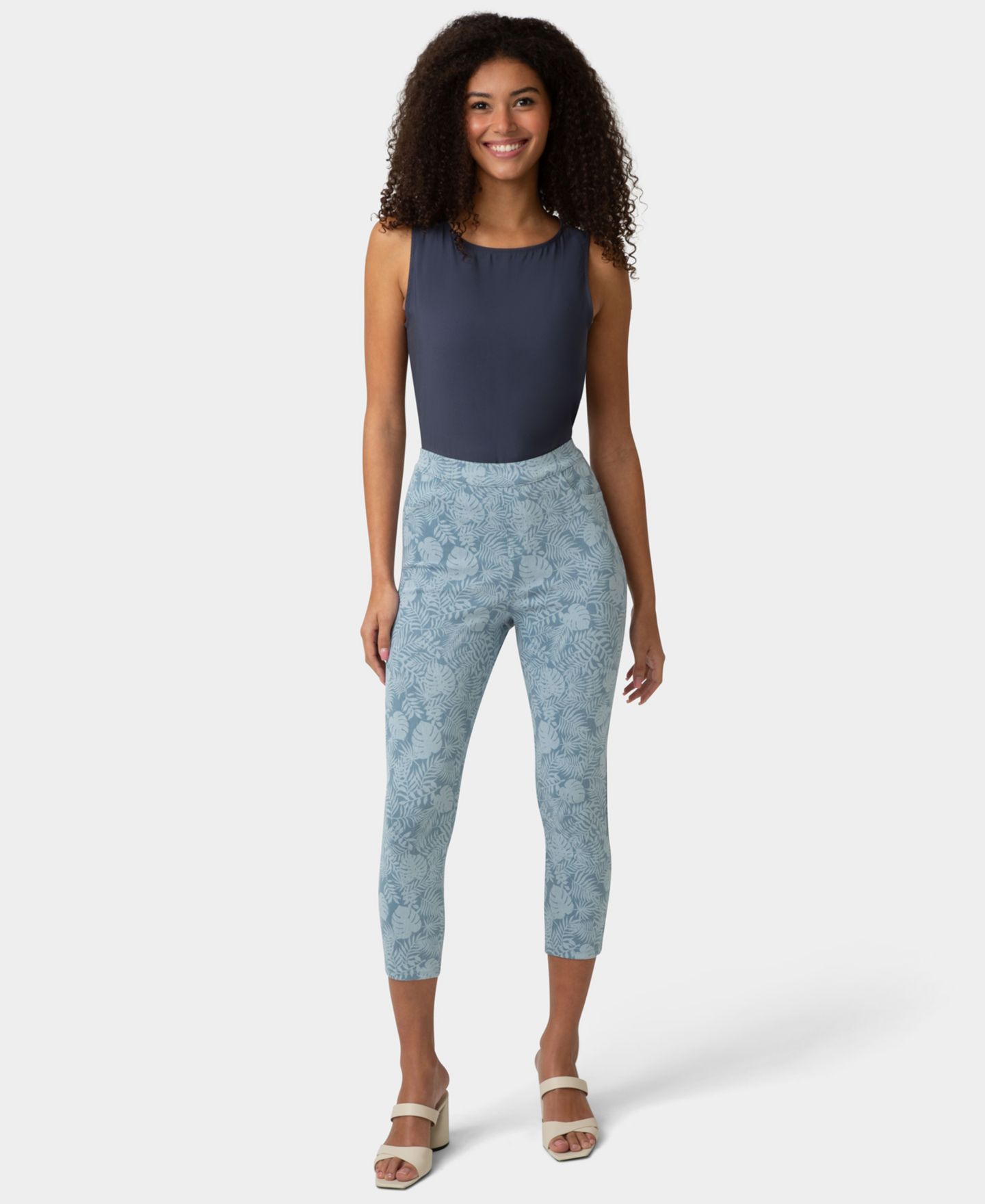 Женские брюки Hue Ultra Soft Denim High-Waist Capri Pant, цвет: Синий — фото 1