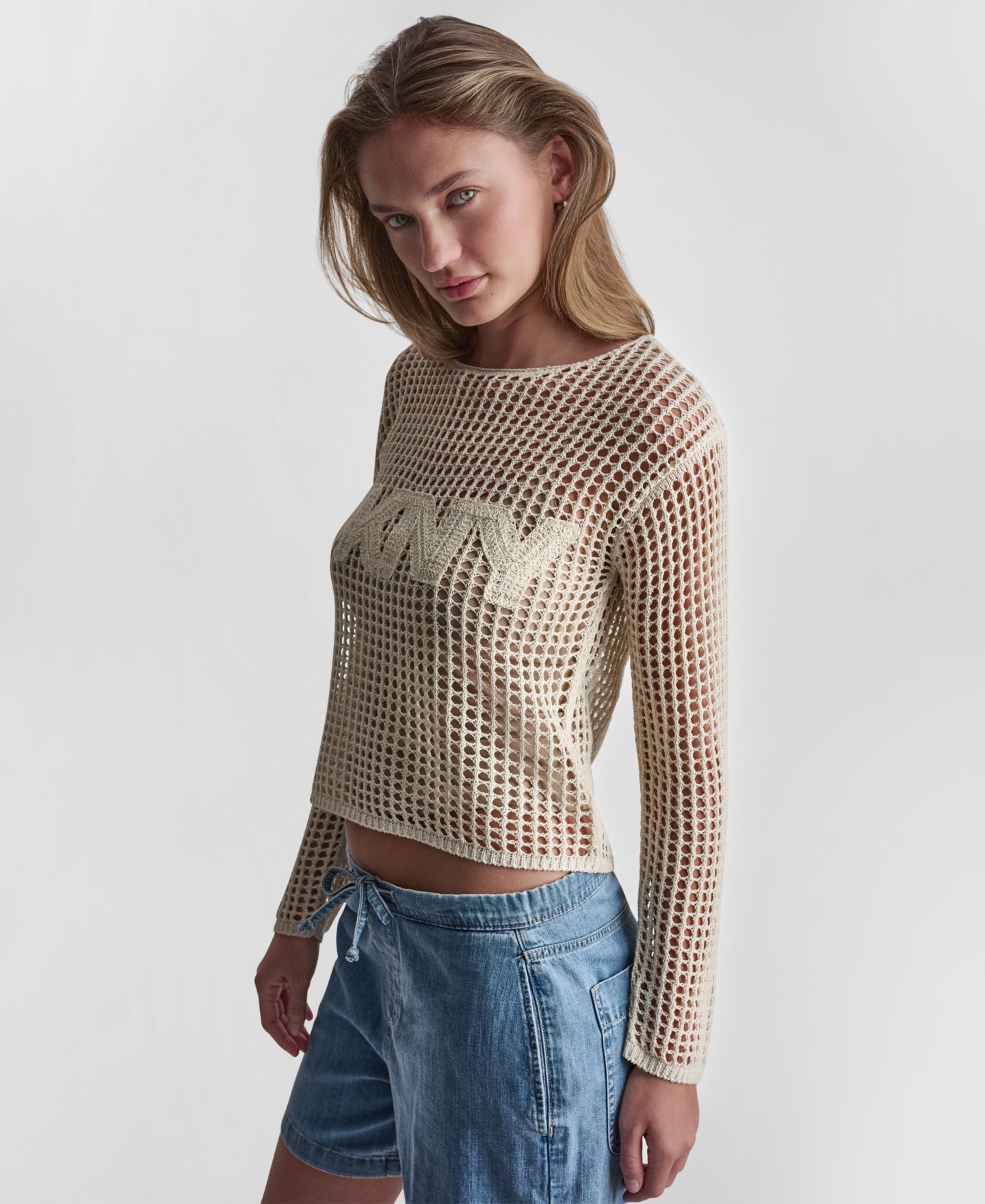 Женский свитер DKNY Jeans Petite Long-Sleeve Pointelle Crochet Open-Stitch Boat Neck Logo, цвет: Сливочный — фото 3