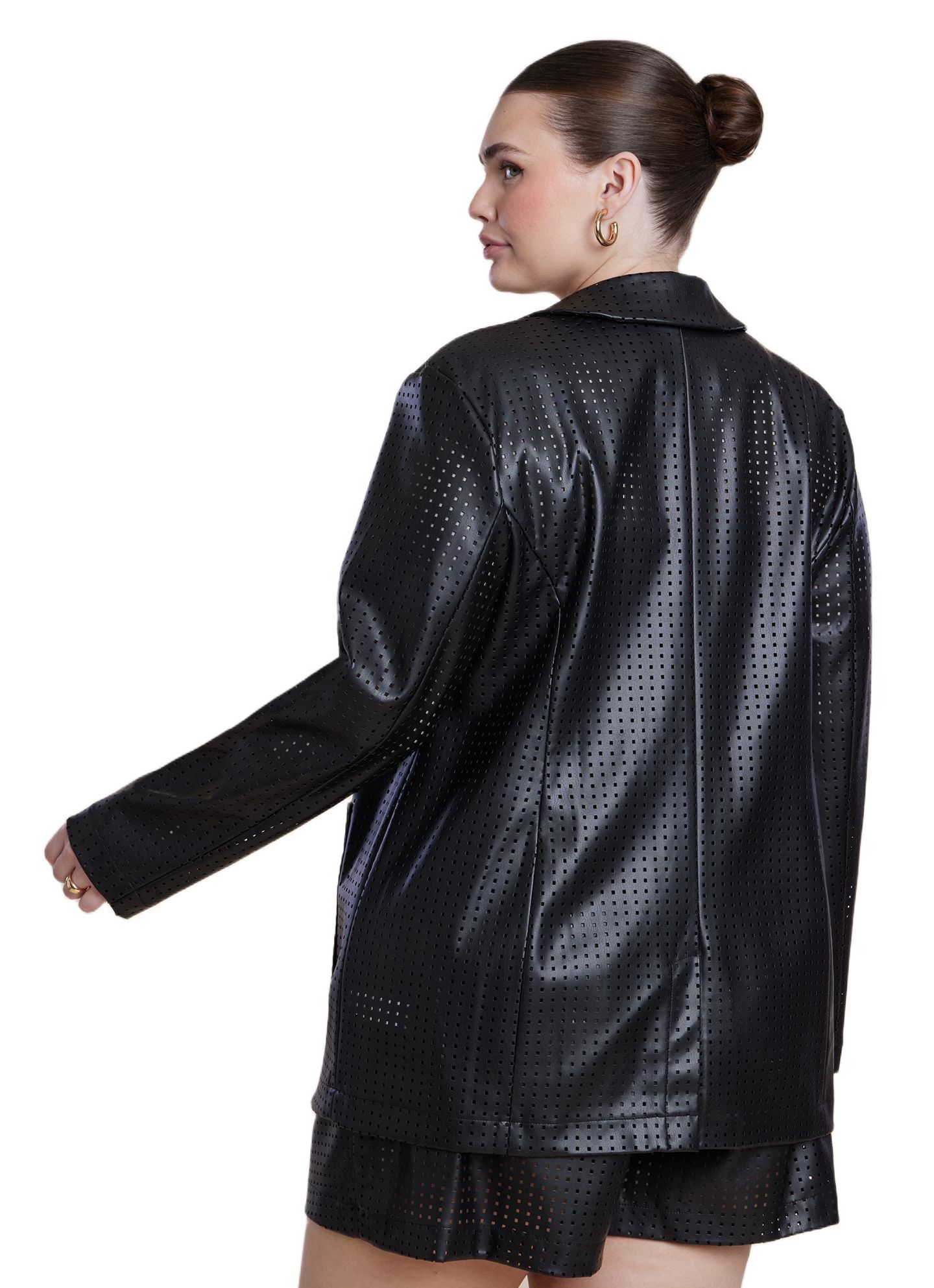 Женский пиджак ELOQUII Plus Size Perforated Faux Leather Blazer, цвет: Чёрный оникс — фото 4