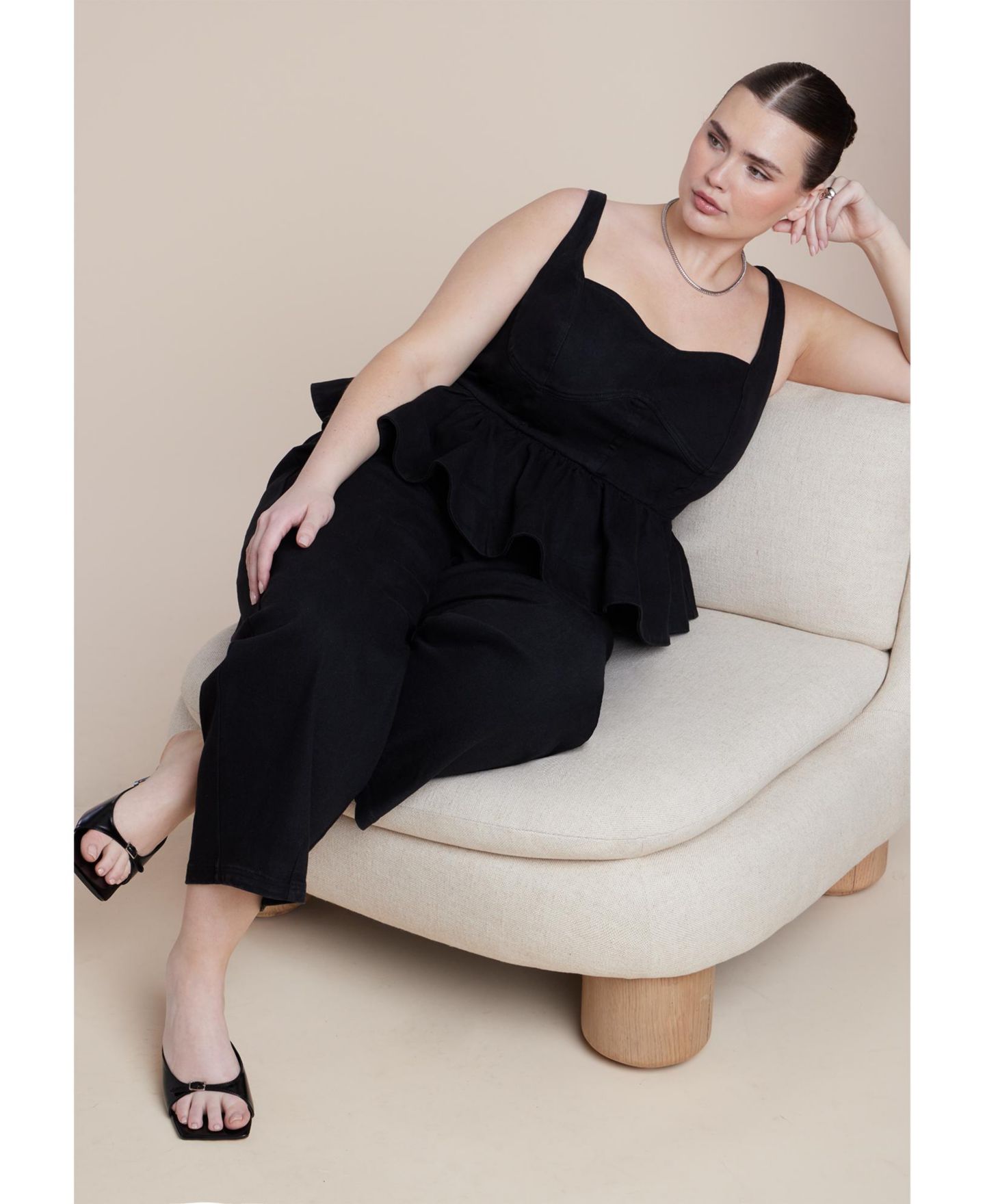 Женский комбинезон ELOQUII Plus Size Peplum Barrel Leg Jumpsuit, цвет: Чёрный варёный — фото 3