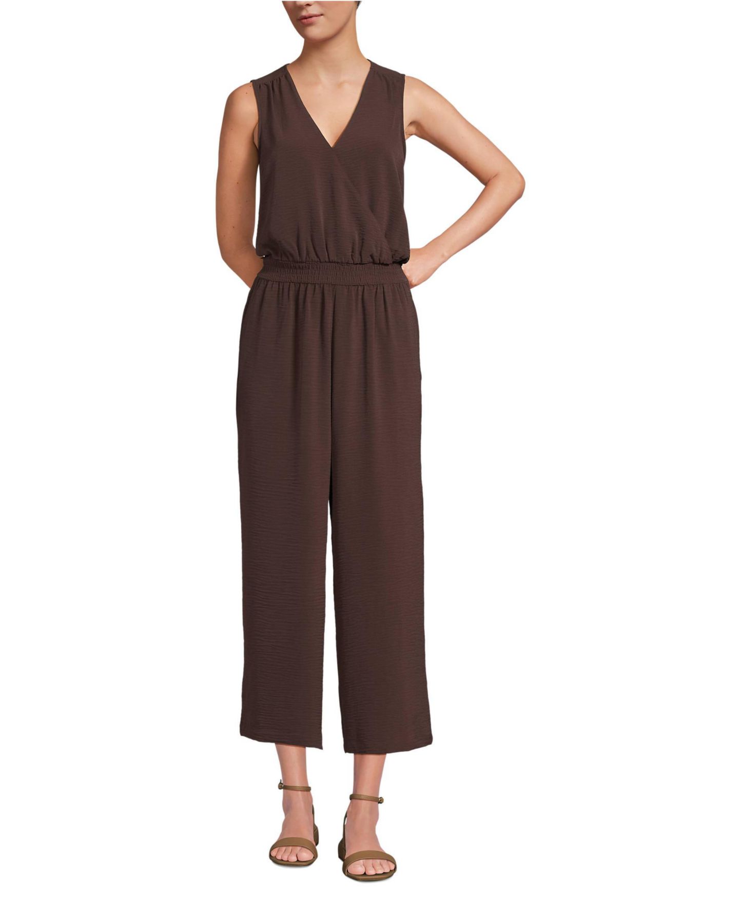 Женский комбинезон Lands' End Petite Sleeveless Creaseless Wrap Jumpsuit with Smocked Waist, цвет: Насыщенный коричневый — фото 4