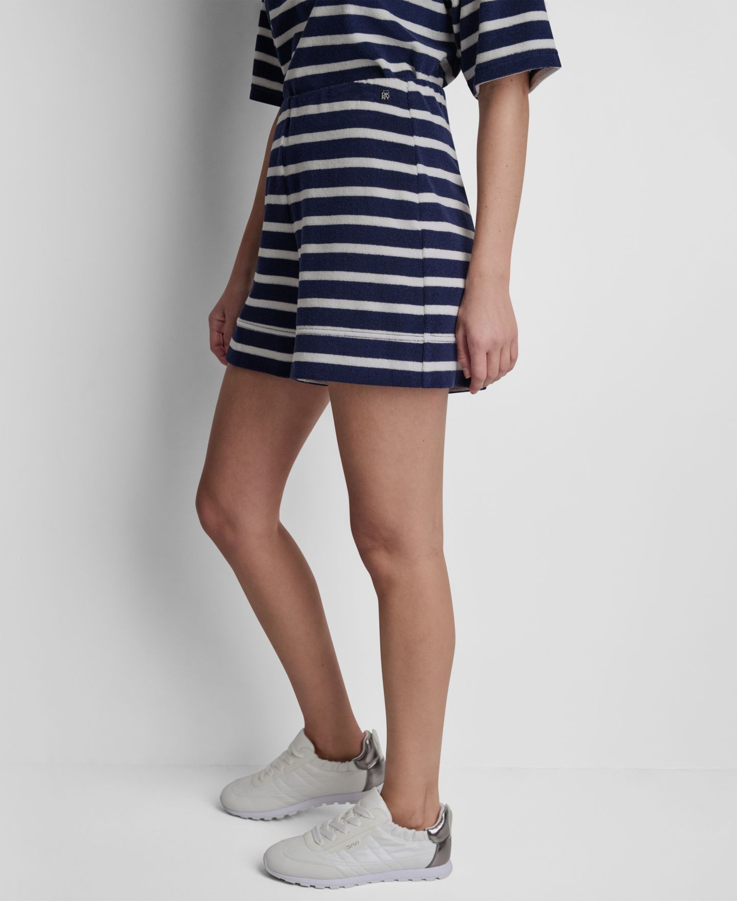 Женские шорты DKNY Jeans Towelling High-Rise Pull-On, цвет: Peacoat / Сливочный — фото 4