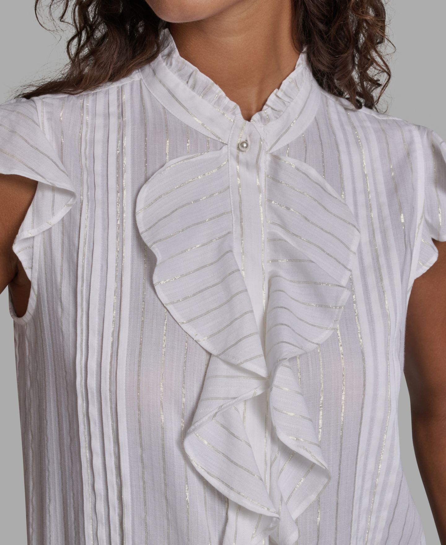 Женская блузка KARL LAGERFELD PARIS Ruffle Sleeveless Mock Neck Blouse, цвет: Мягкий белый / Золотой — фото 6