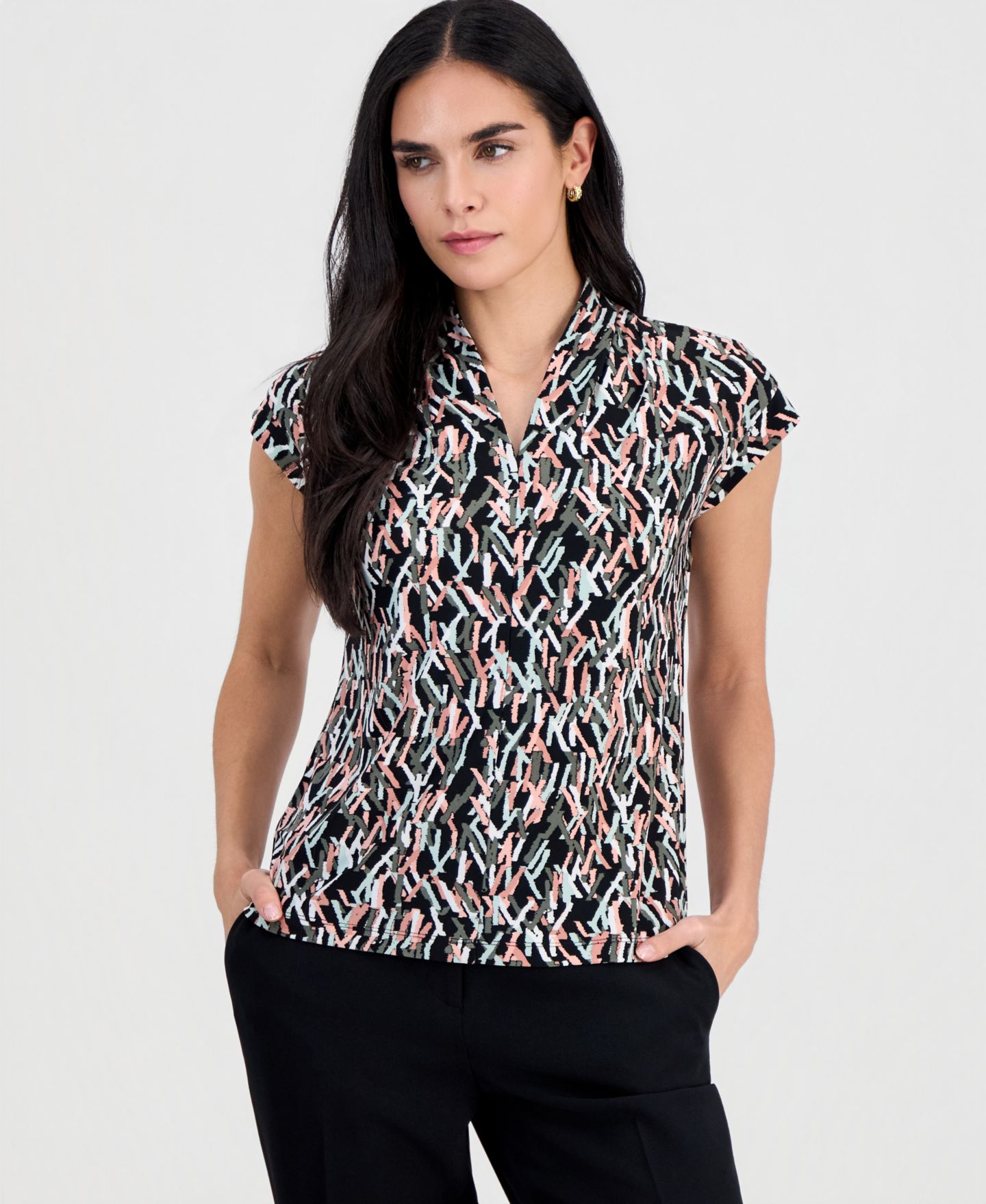 Женская блузка Kasper Petite Printed V-Neck Cap-Sleeve Blouse, цвет: Чёрный разноцветный — фото 1