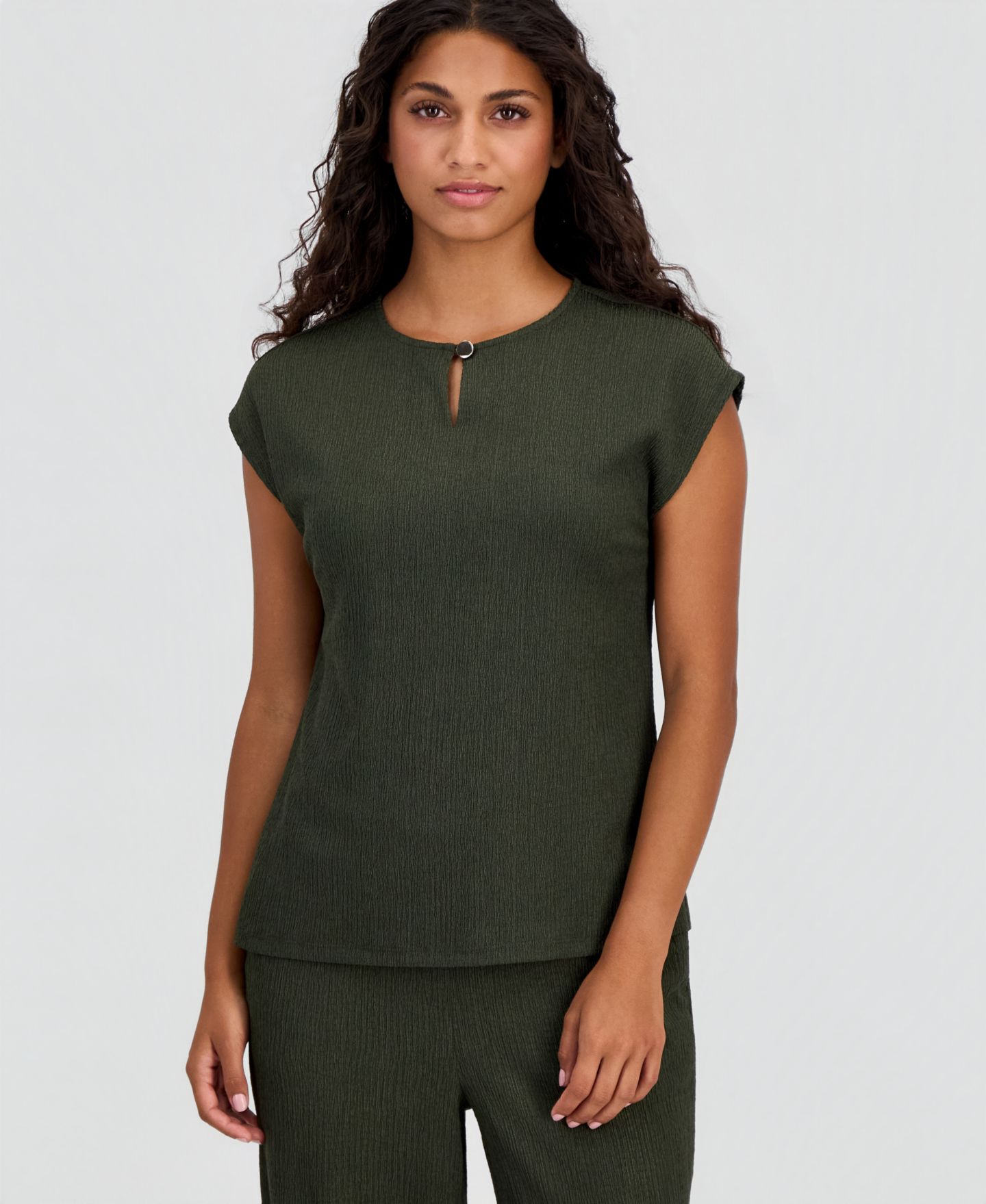 Женский топ Anne Klein Essentials Petite Keyhole Neck Top, цвет: Dark Bay Leaf — фото 1