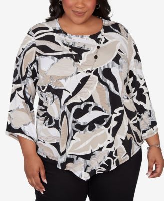 Plus Size Detail Driven Texture Leaves Pointed Hem Top with Necklace