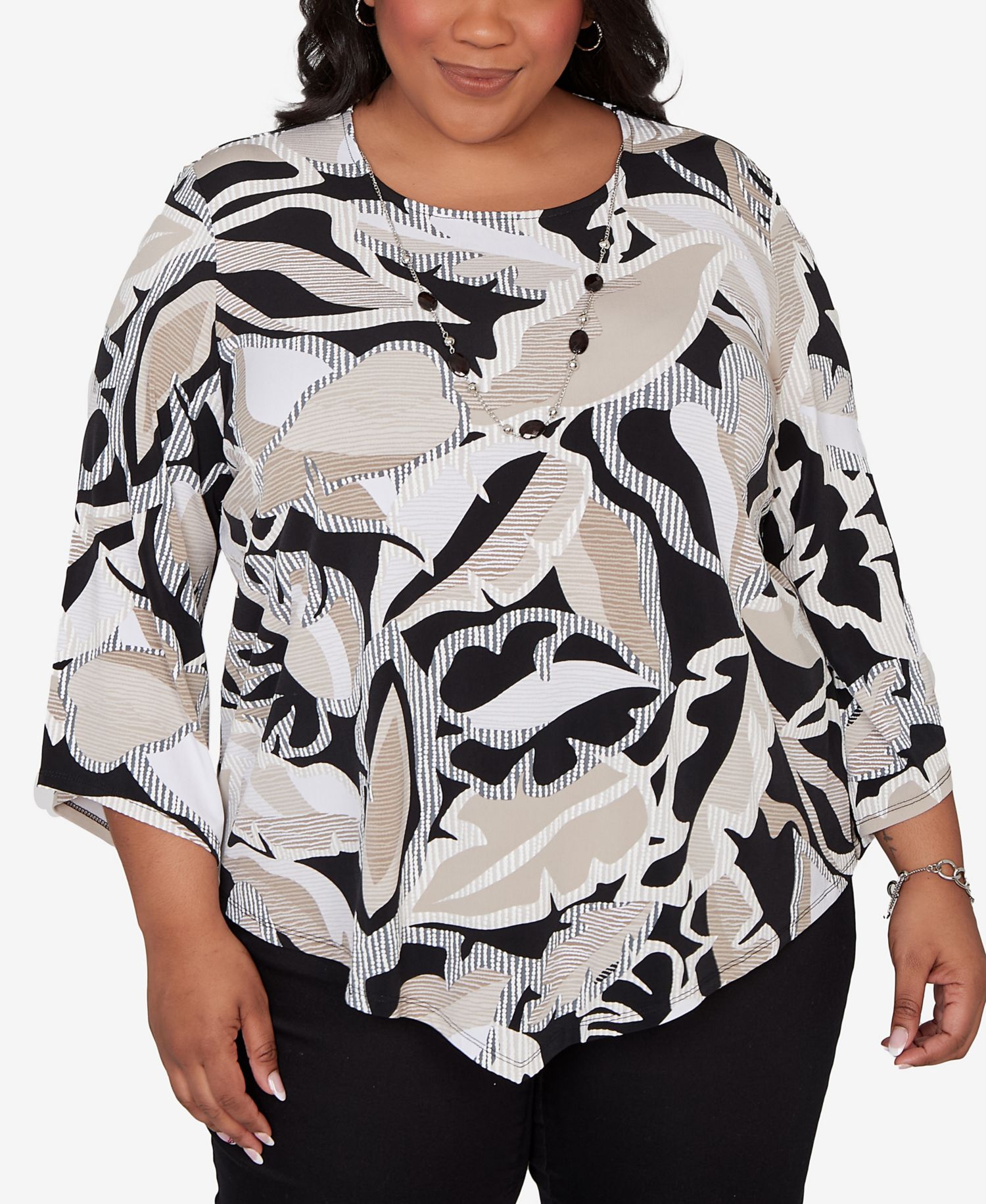 Plus Size Detail Driven Texture Leaves Pointed Hem Top with Necklace