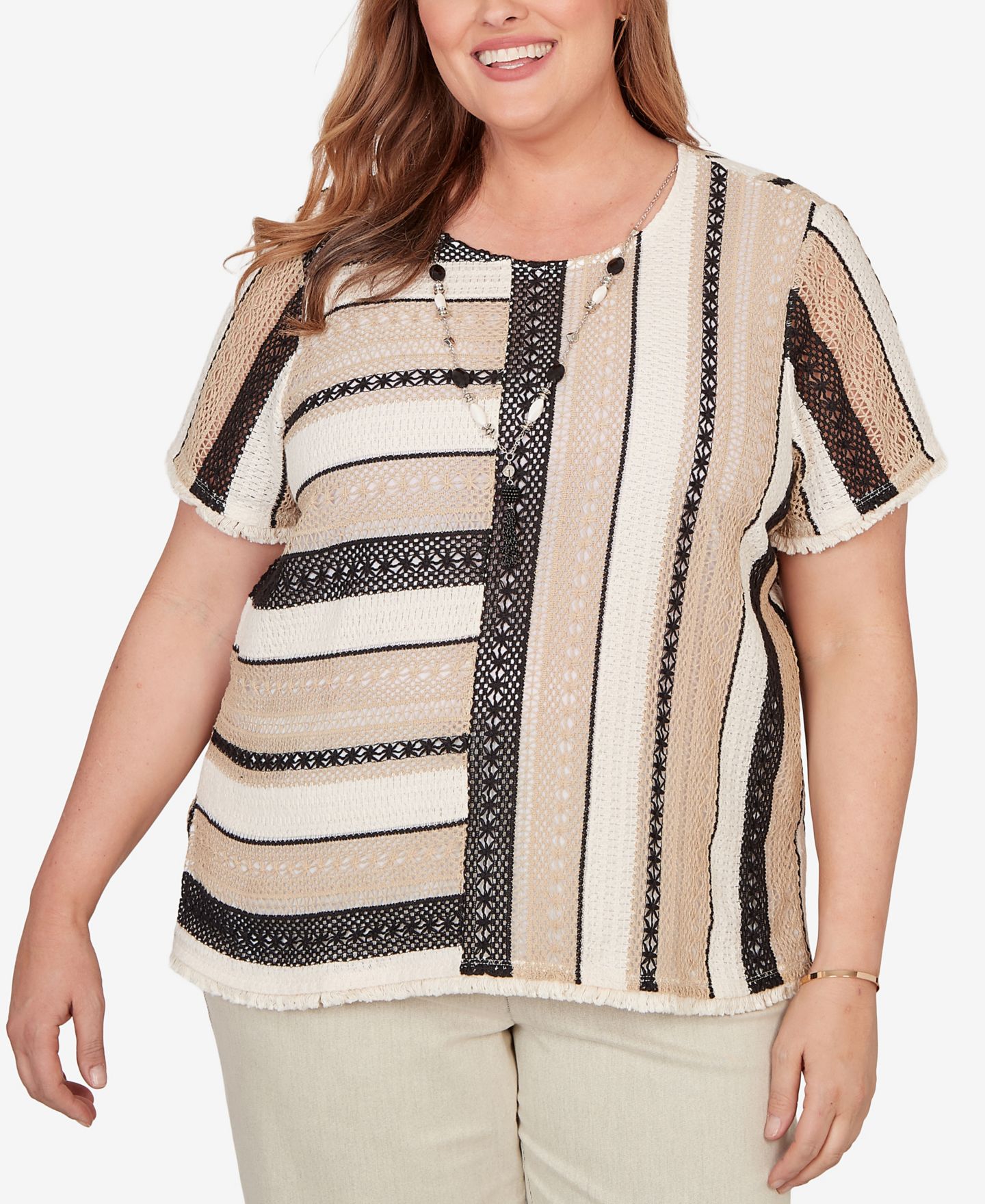 Женская футболка Alfred Dunner Plus Size Detail Driven Textured Spliced with Necklace, цвет: Чёрный разноцветный — фото 1