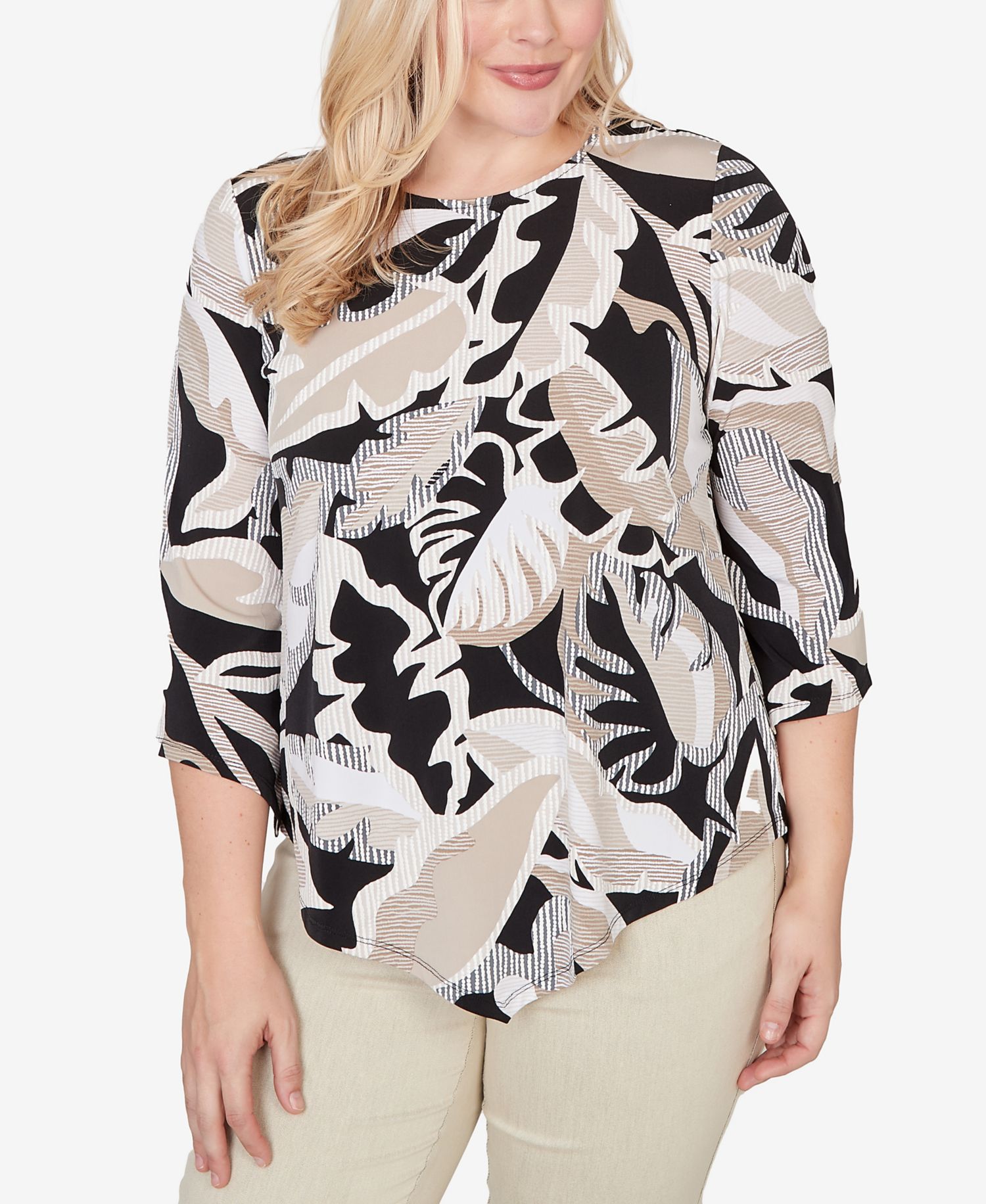 Women's Detail Driven Texture Leaves Pointed Hem Top with Necklace