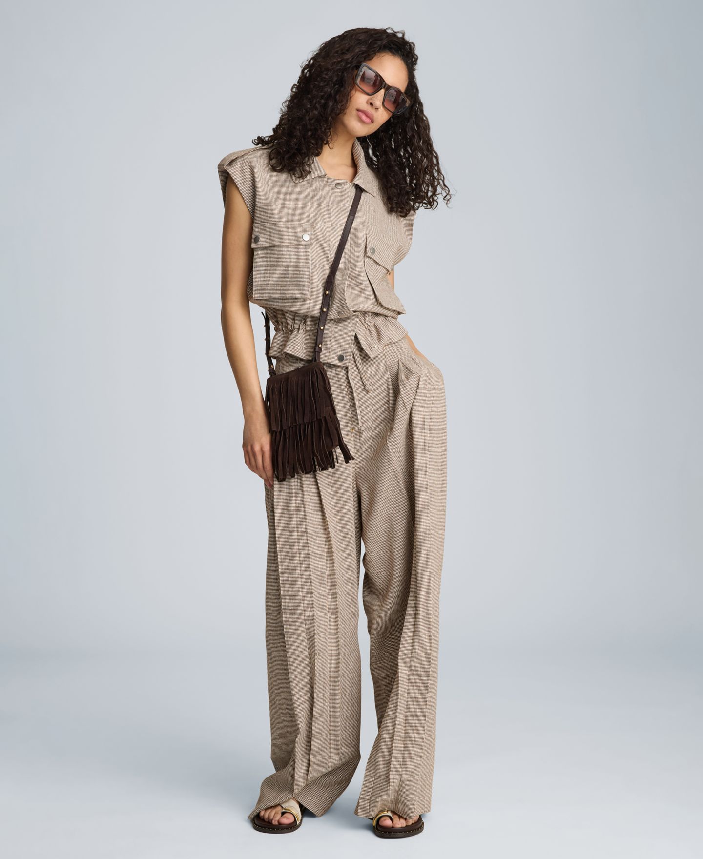 Женские брюки Kenneth Cole Fly Front High Rise Triple Pleated Linen Blend, цвет: Коричневый / Чистый белый — фото 9