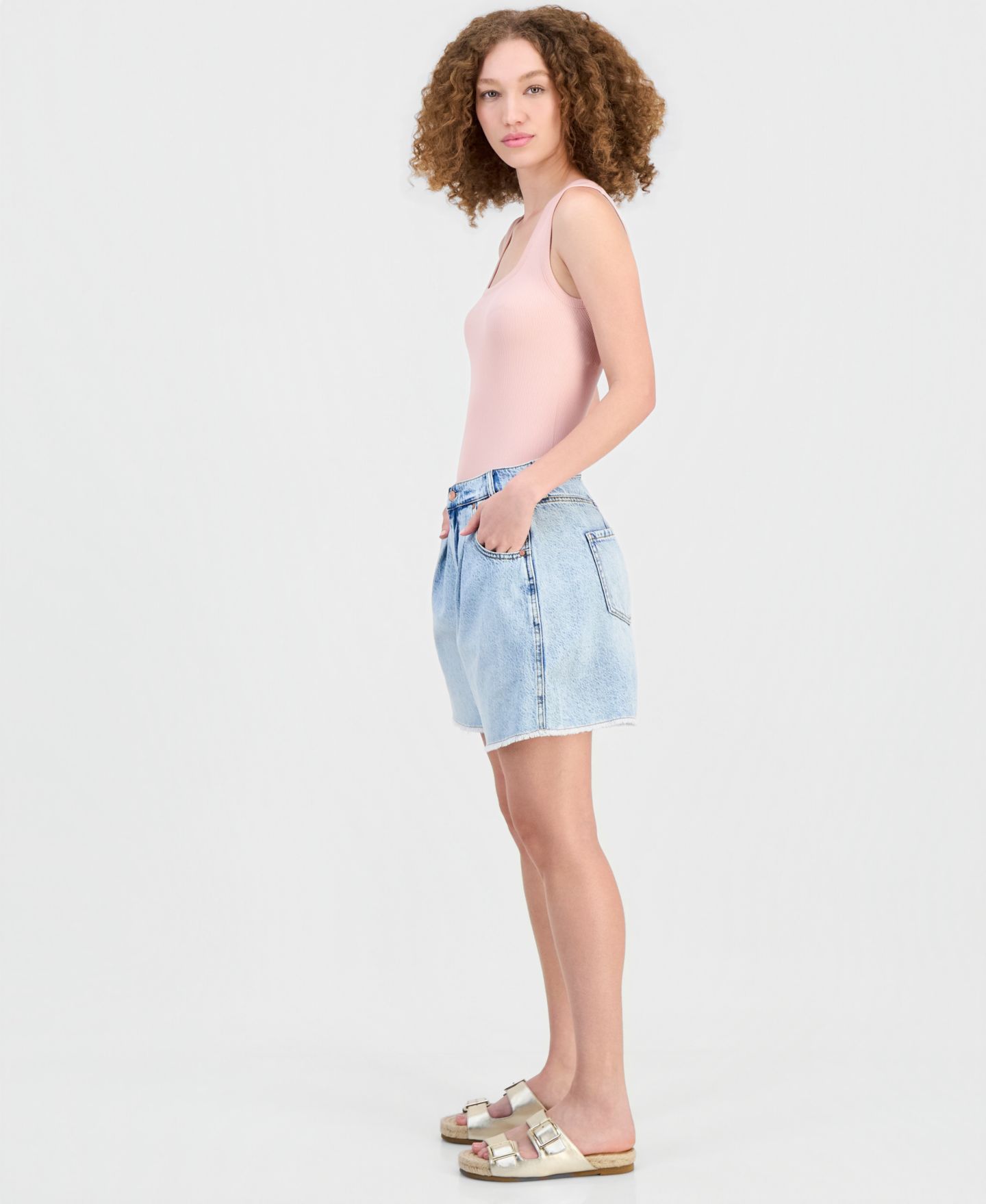 Женские шорты And Now This Pleated Denim Shorts, цвет: Светлая варка — фото 2