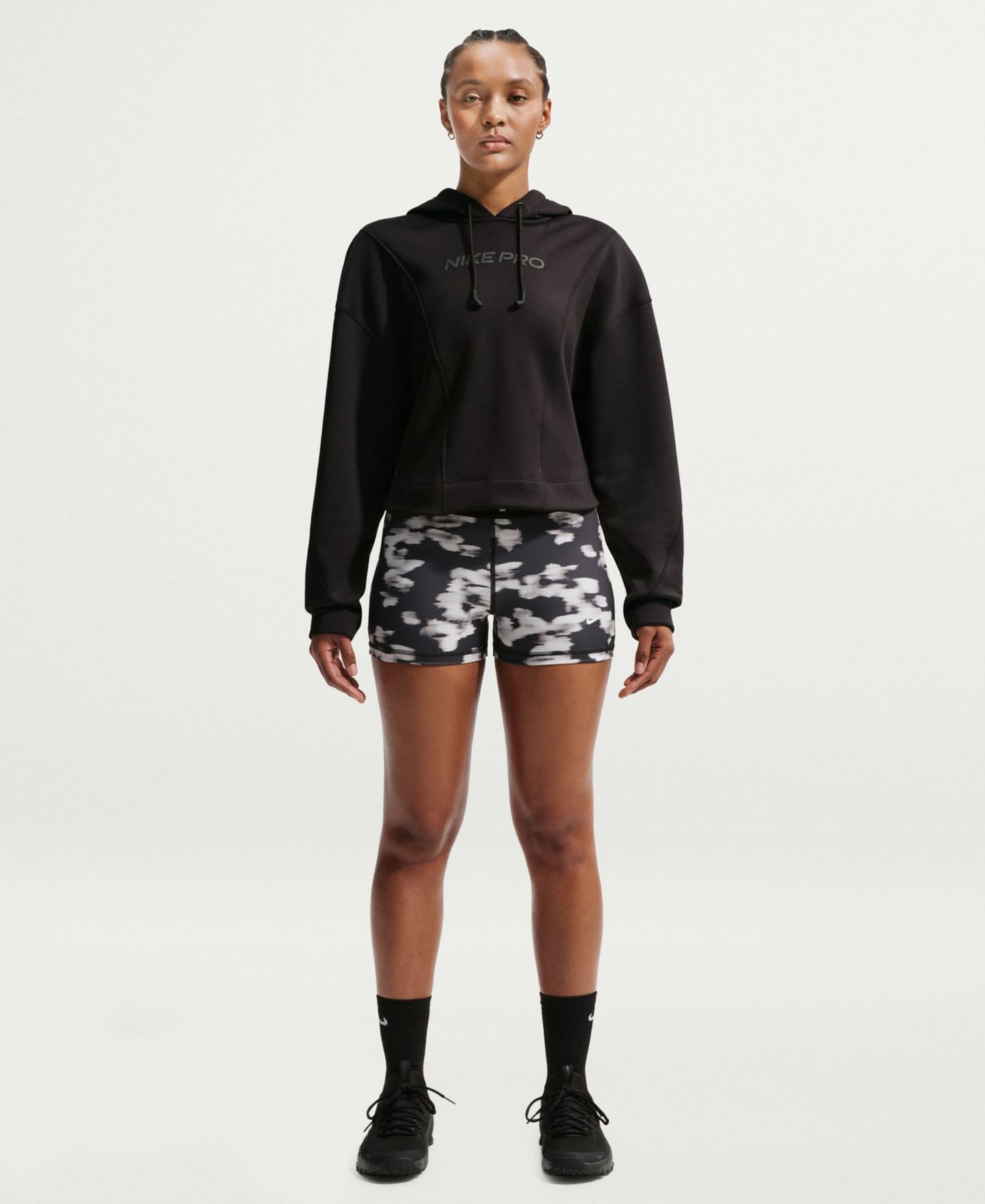 Женские шорты Nike Pro 3" Mid-Rise Printed Biker, цвет: Чёрный / Белый — фото 1