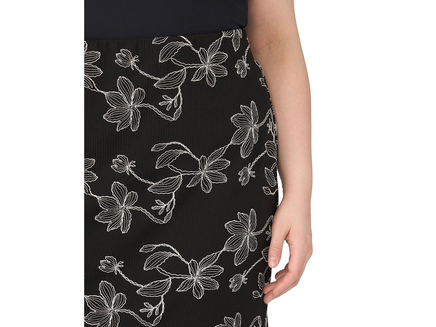 Женская юбка Vince Camuto Plus Size Floral Embroidered Pull-On Midi, цвет: Насыщенный чёрный — фото 8