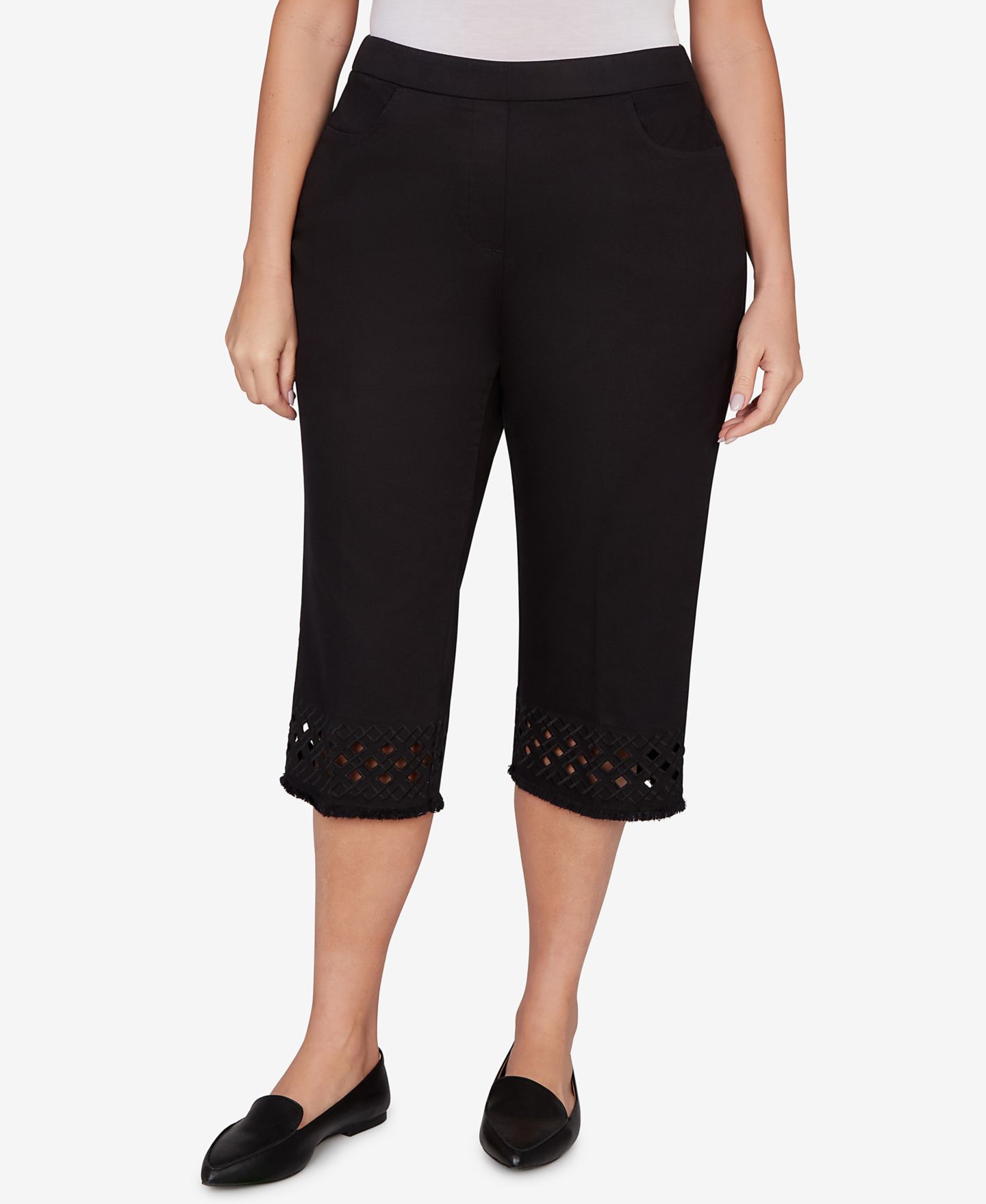 Женские брюки Alfred Dunner Plus Size Detail Driven Geometric Cut-Out Flat-Front Capri, цвет: Оникс — фото 1