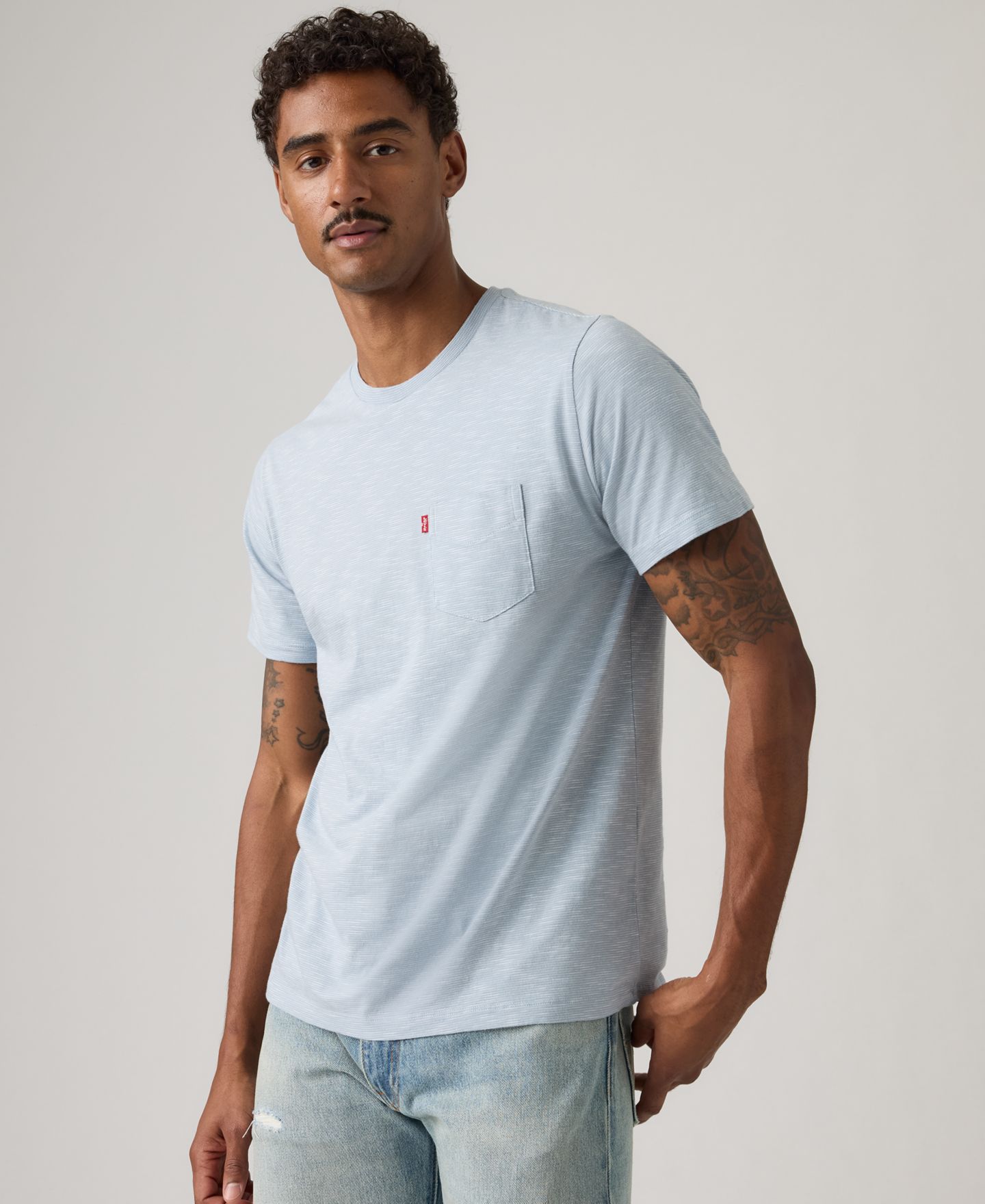 Мужская футболка Levi's Classic Pocket Crewneck Short-Sleeve, цвет: Шамбре — фото 2
