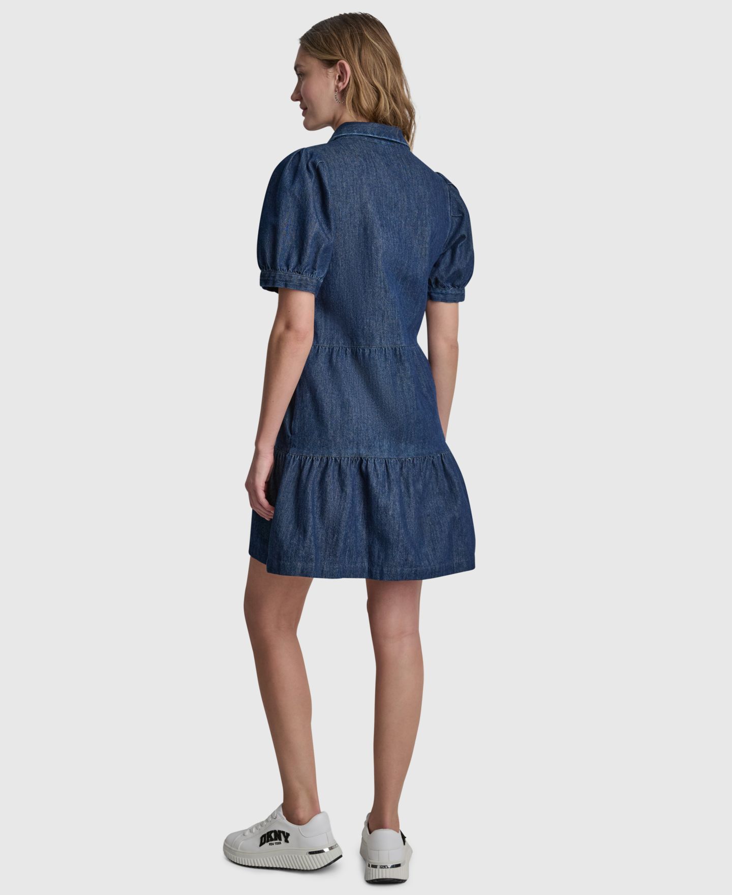 Женское платье DKNY Jeans Tiered Puff-Sleeve Collared Denim Cotton Mini Shirt-Dress, цвет: Варёный — фото 5