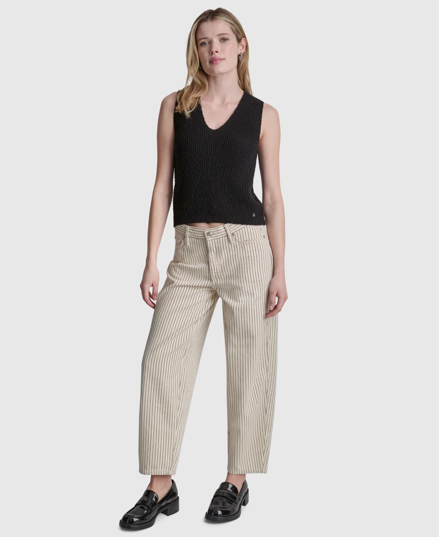 Женские джинсы DKNY Jeans Mid-Rise Striped Baby Barrel-Leg, цвет: Слоновая кость / Чёрный — фото 2