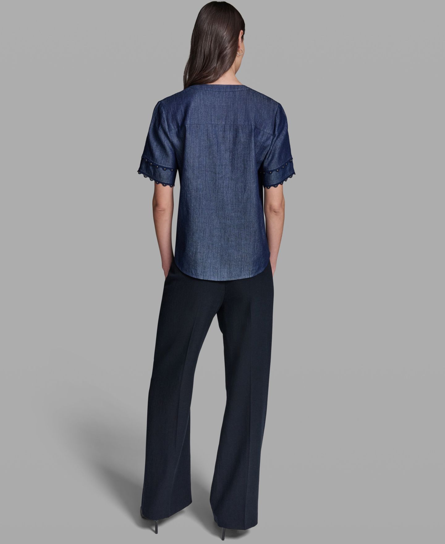 Женская блузка KARL LAGERFELD PARIS V-Neck Nailhead Trim Short-Sleeve Blouse, цвет: Индиго — фото 5