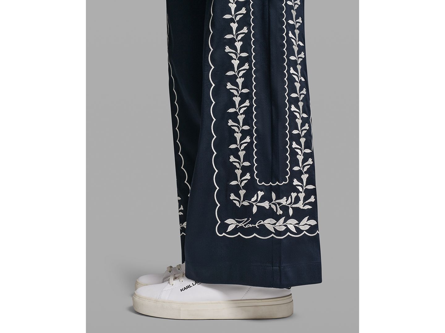Женские брюки KARL LAGERFELD PARIS Petite Mid-Rise Embroidery, цвет: Тёмно-синий — фото 4