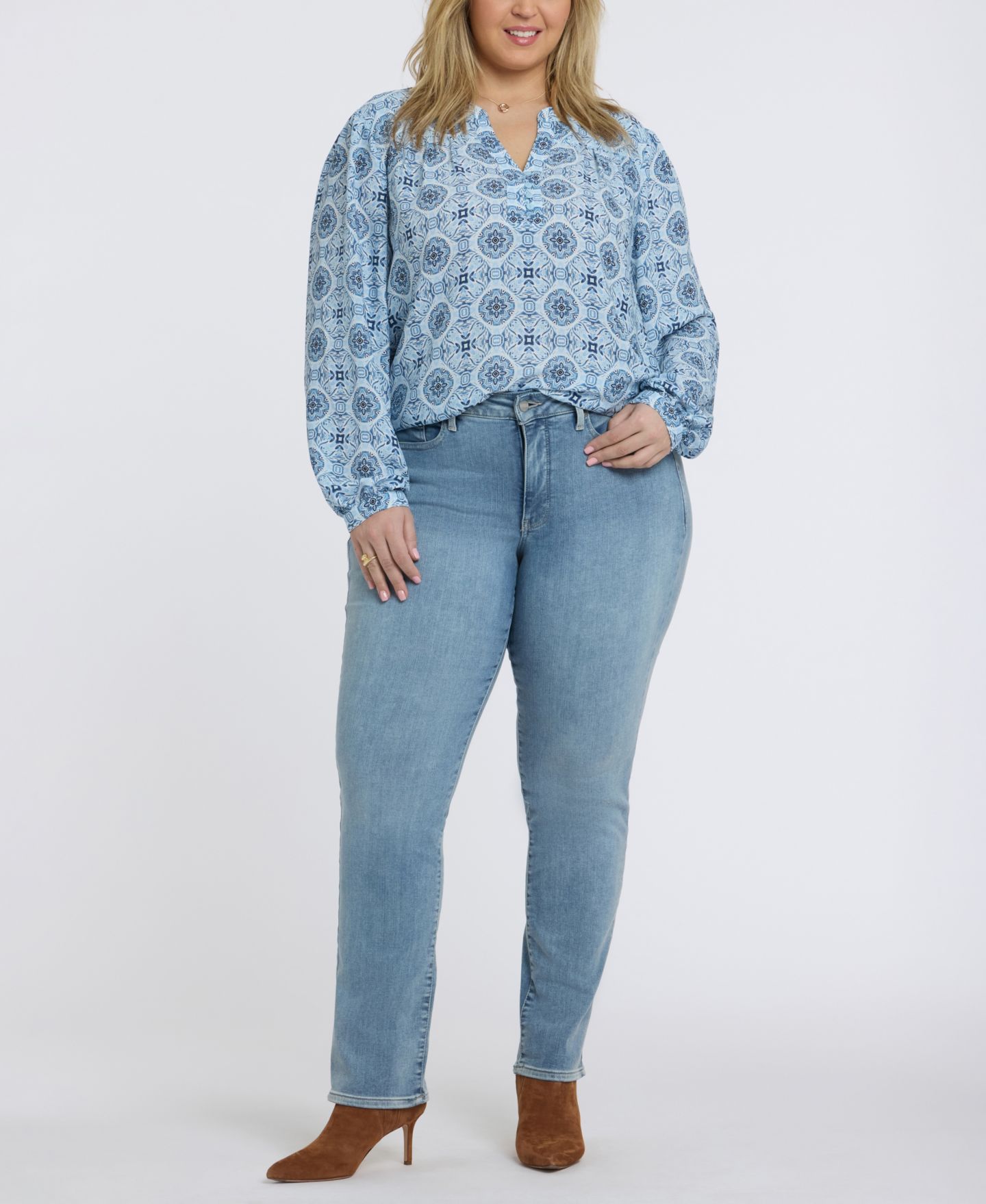 Женский топ NYDJ Plus Size Trinity Split Neck, цвет: Небесно-голубой — фото 2
