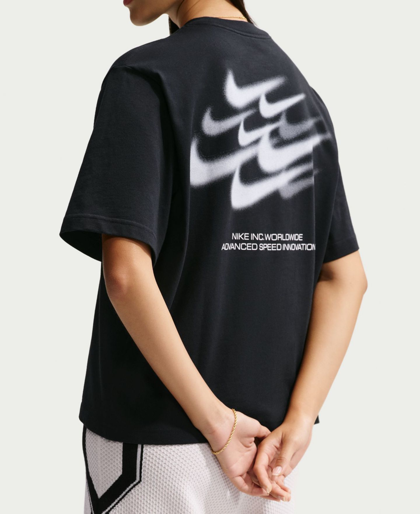 Женская футболка Nike Sportswear Classic Short-Sleeve Loose, цвет: Чёрный — фото 4