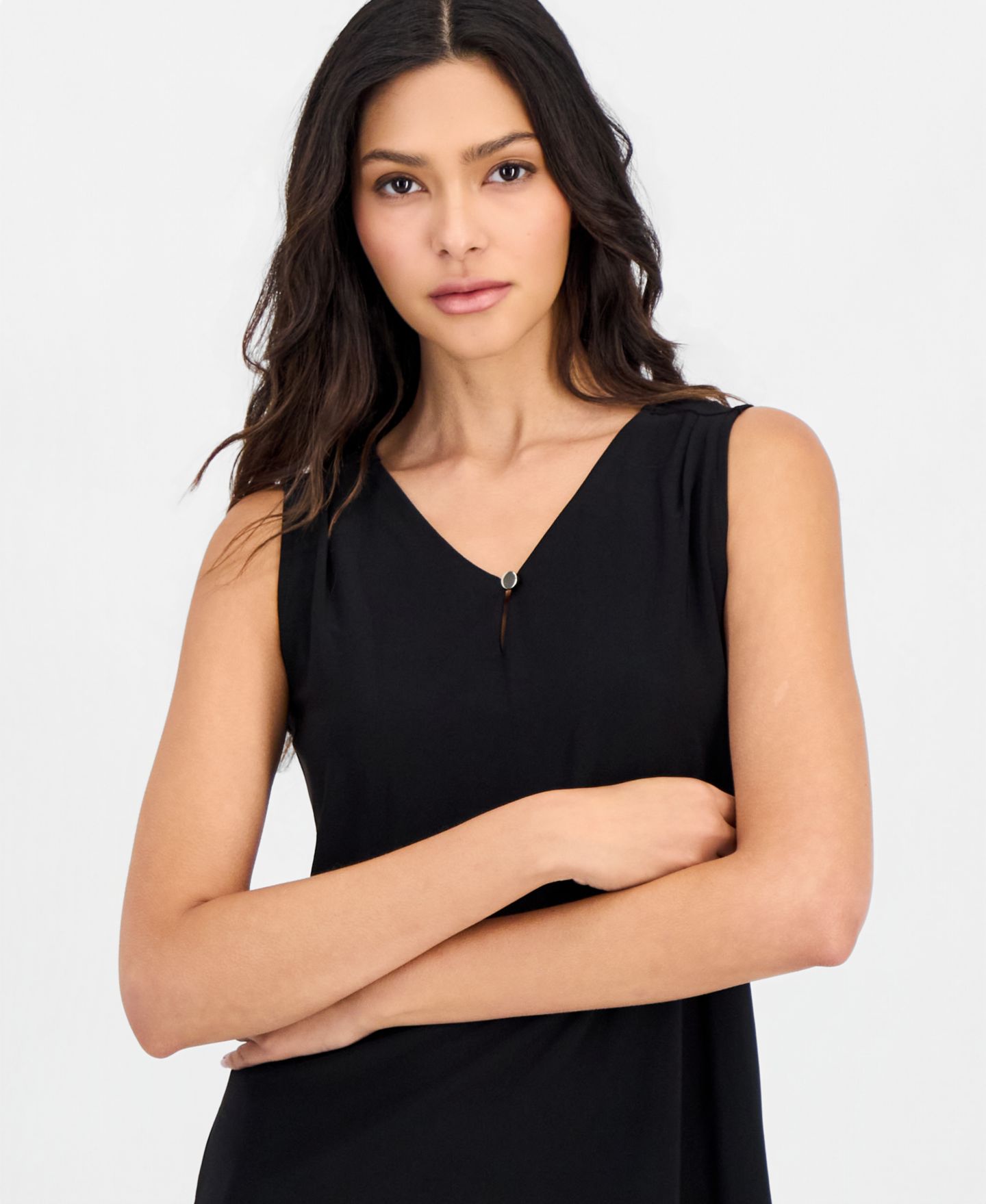 Женская блузка Anne Klein Essentials Petite V-Neck Keyhole Sleeveless, цвет: Чёрный — фото 3