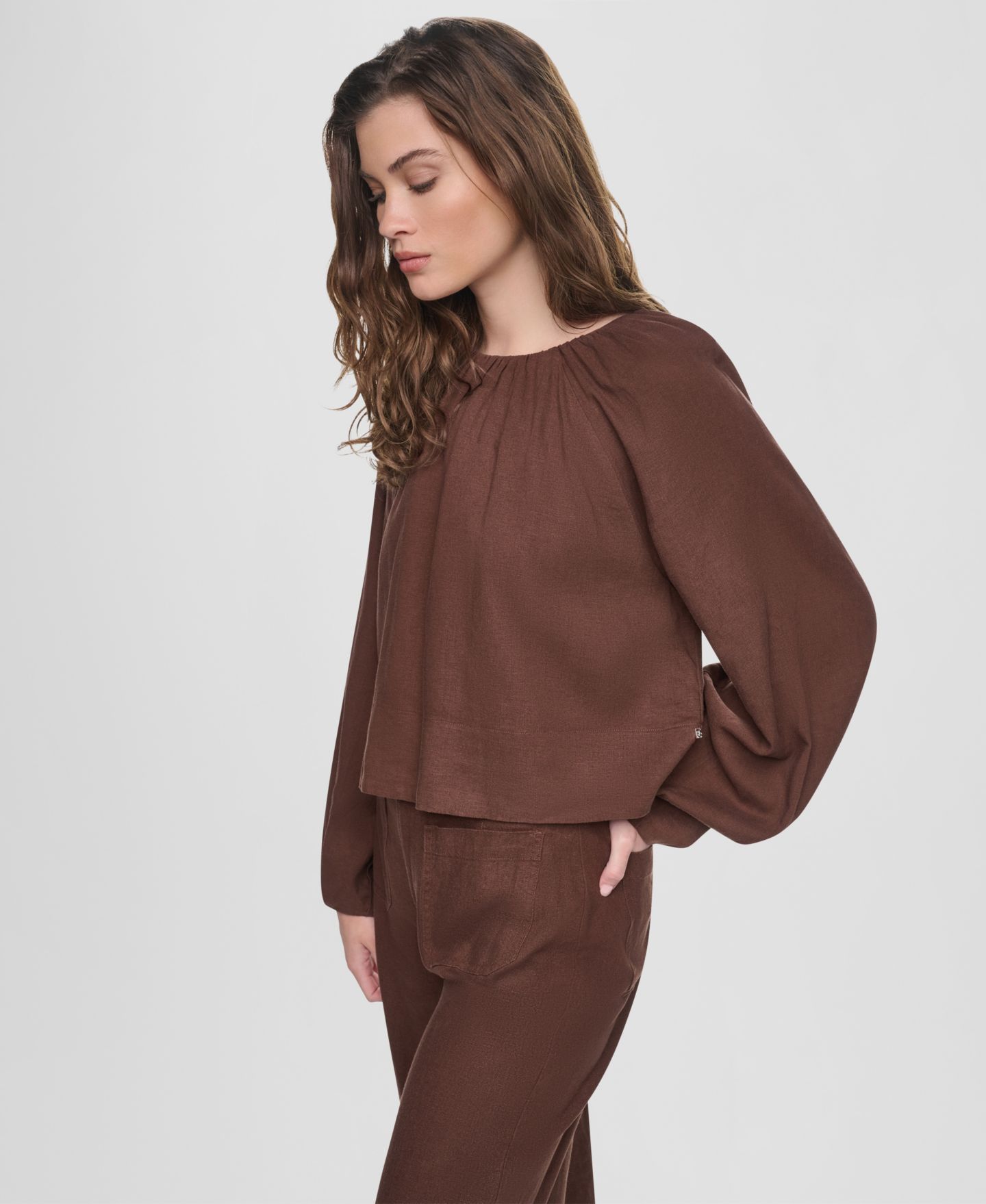 Женский топ DKNY Jeans Raglan Long-Sleeve Shirred Neckline, цвет: Каштановый — фото 3