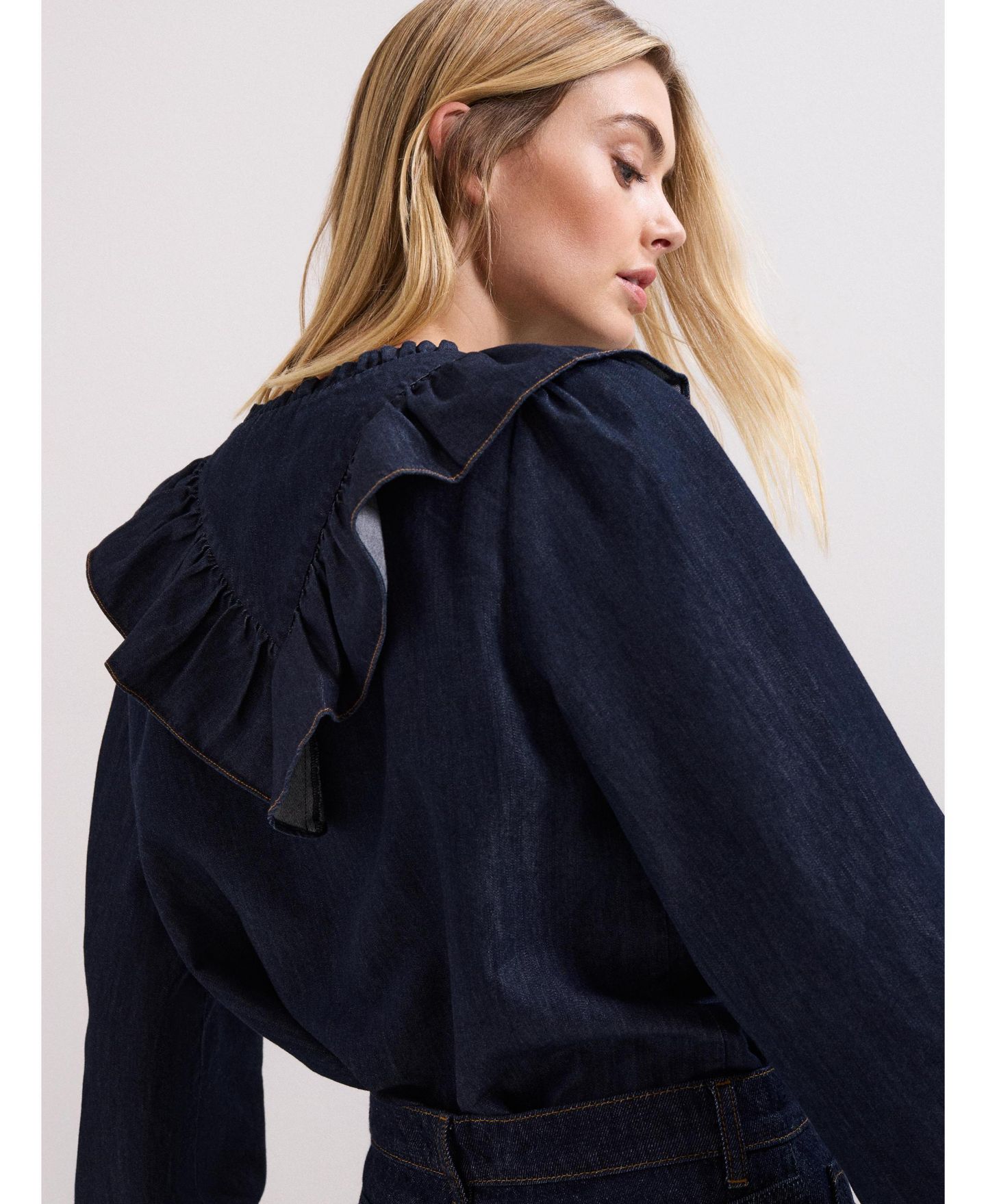 Женская блузка Phase Eight Alexia Denim Ruffle V-Neck, цвет: Средняя варка — фото 6