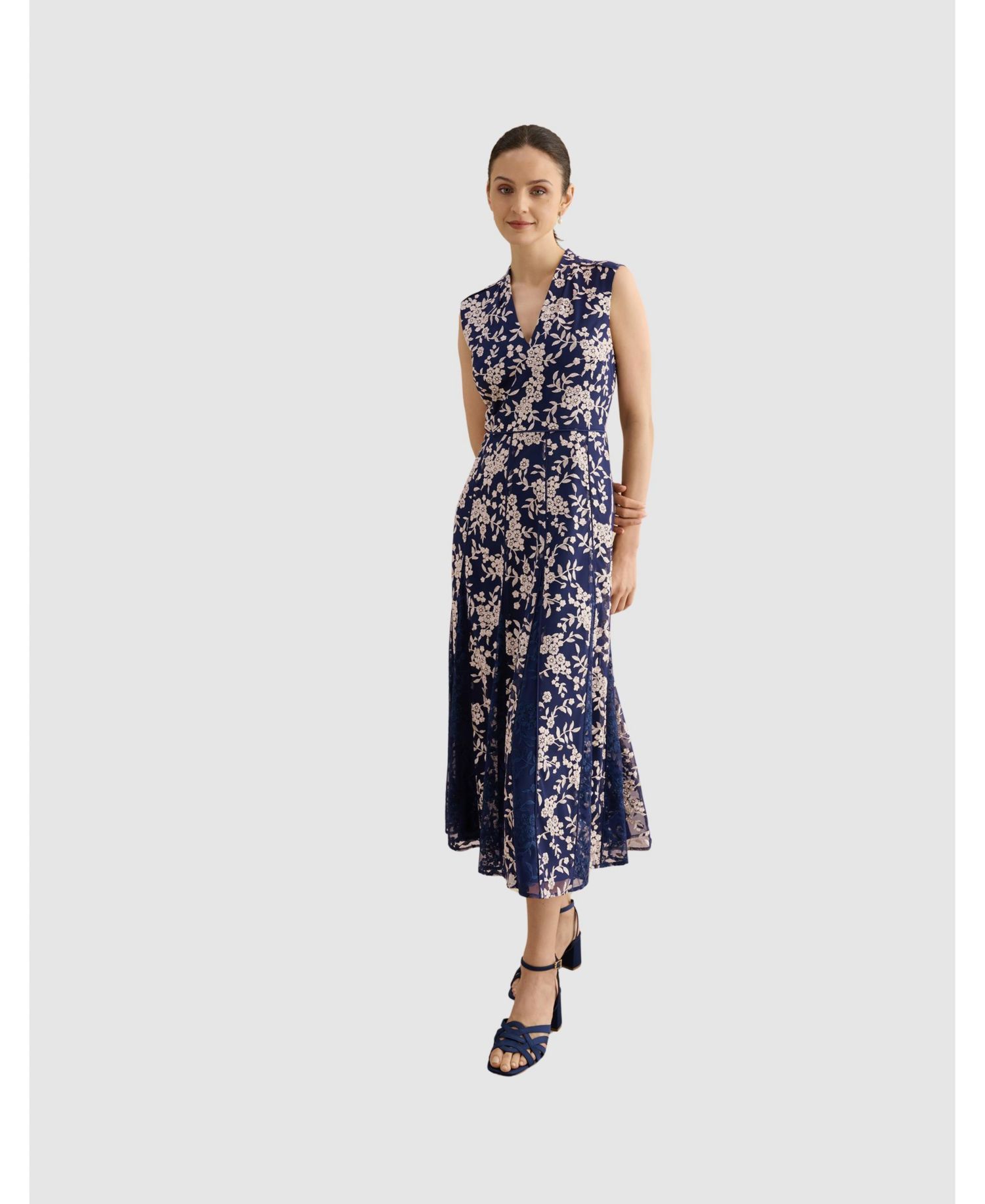 Women's Quin Sleeveless V-Neck Embroidered Dress