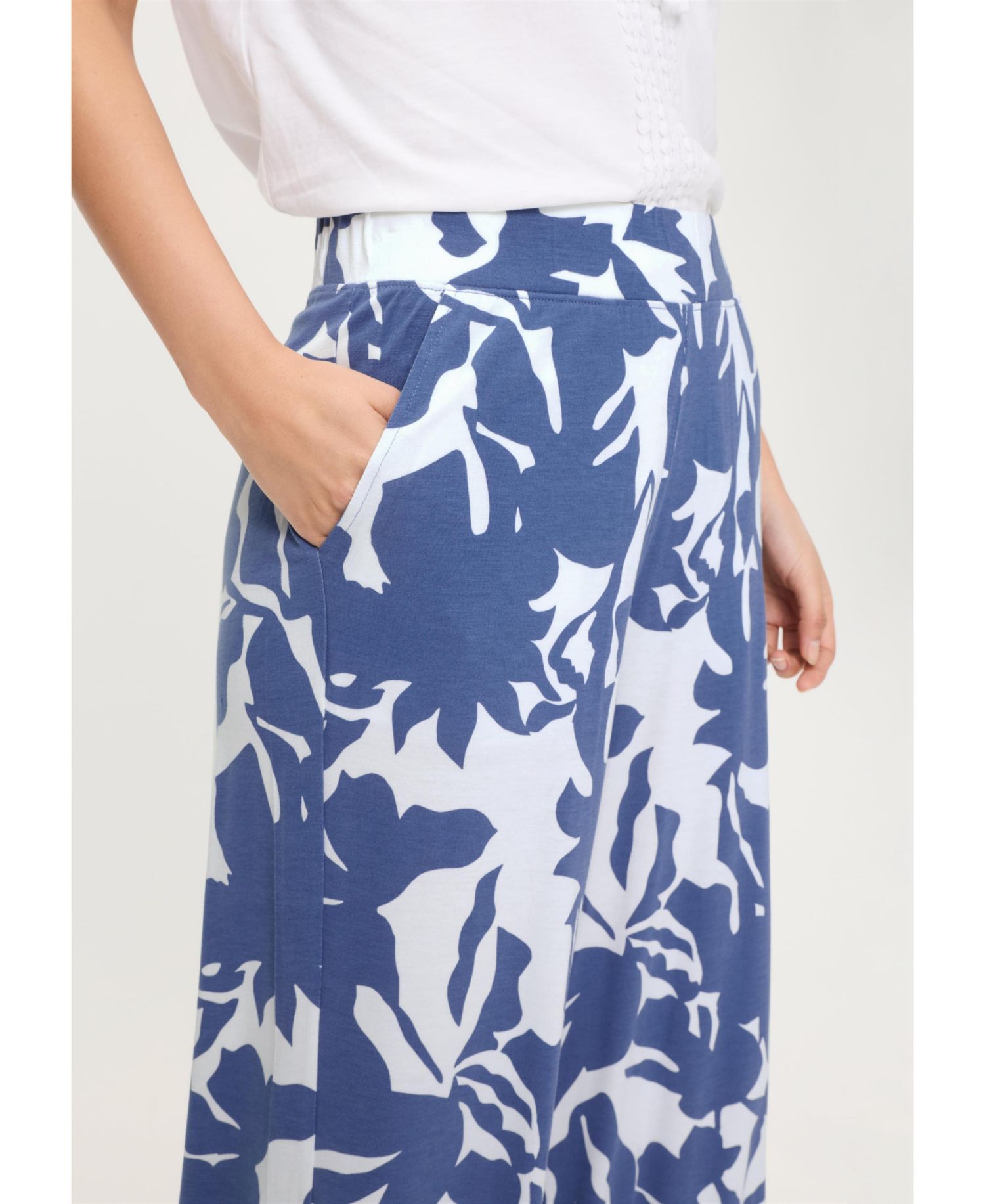 Abstract Floral Jersey Cropped Pant