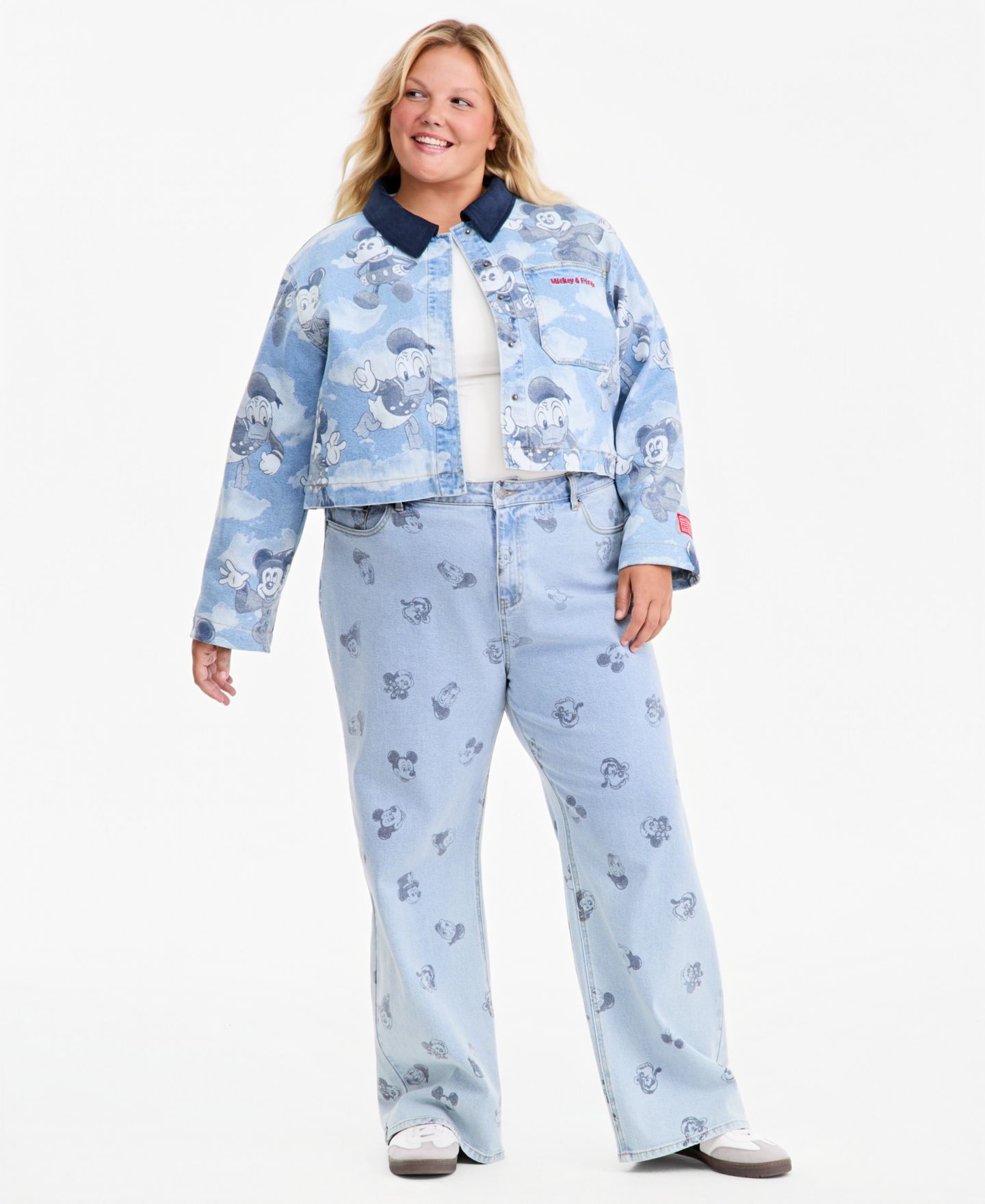 Женские джинсы Disney | Macy's Plus Size Mickey & Friends Printed Wide Leg Denim Jeans — фото 1