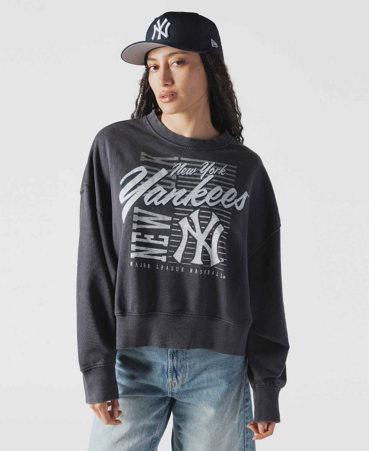New Era Women's Navy New York Yankees Boxy Mineral Wash Dolmen Sleeve Cropped Sweatshirt - Charcoal