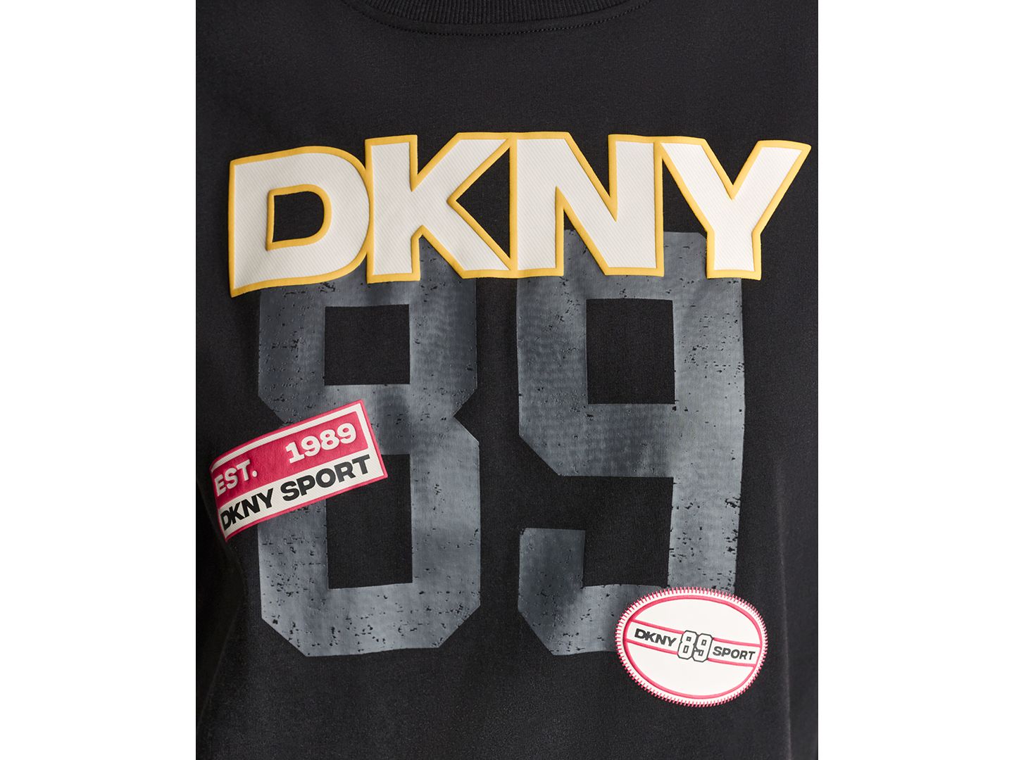 Женская футболка DKNY Sport Campus Patch Crewneck, цвет: Чёрный — фото 6