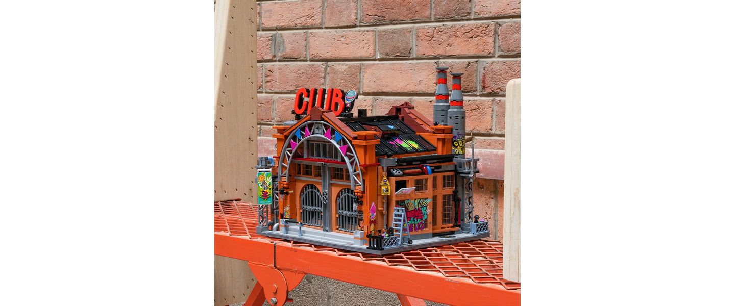 Детский конструктор Lumibricks Street Fusion Factory House of Music 2654-Piece Building Set, Ages 14+ — фото 3