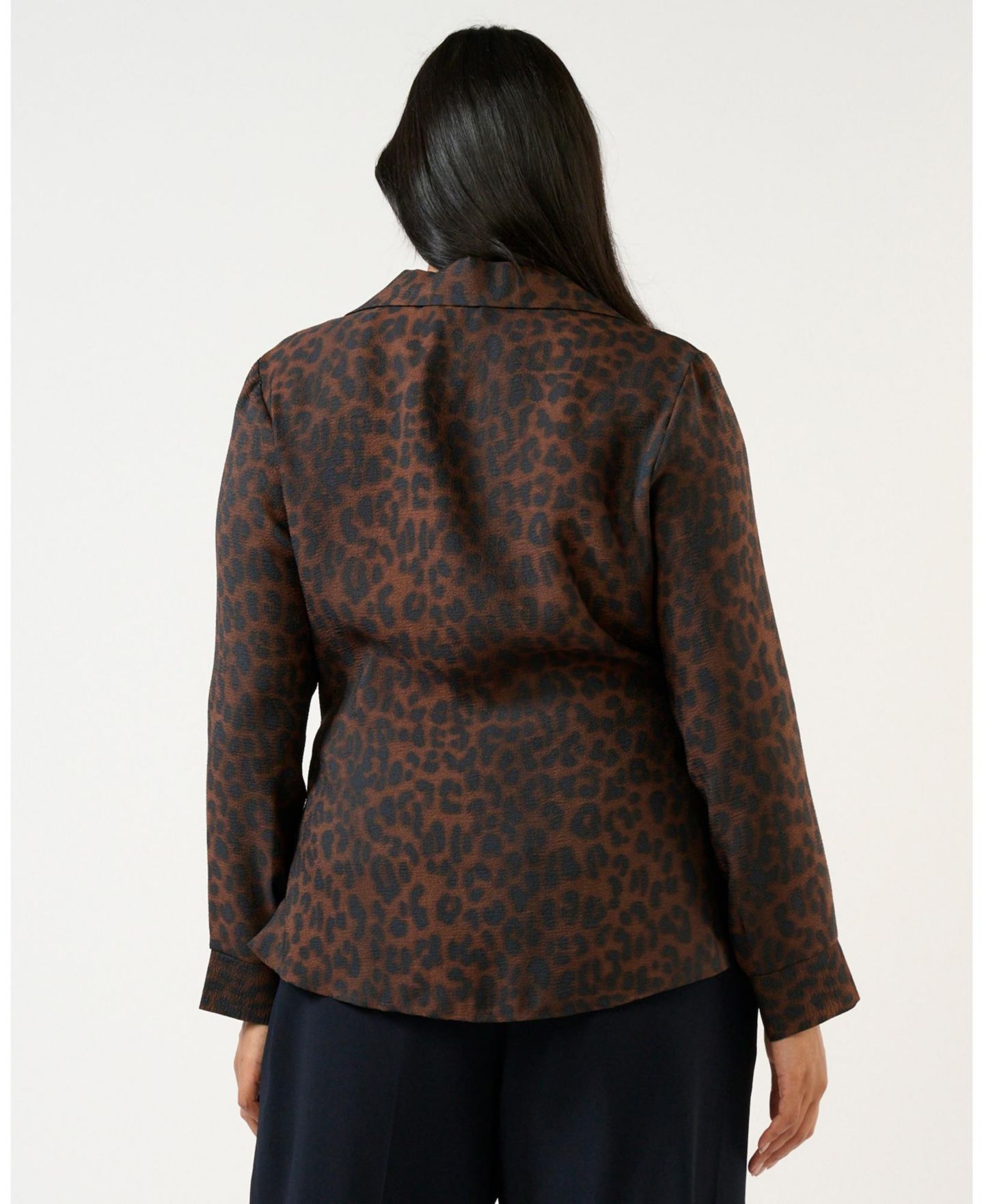 Женская рубашка ESTELLE Plus Size Leona Leopard V-Neck Button Tie-Front, цвет: Шоколадный / Тёмно-синий — фото 3