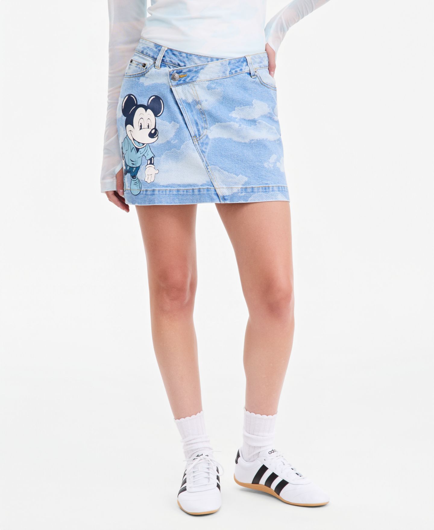 Женская юбка Disney | Macy's Mickey Mouse Parade Balloon Cloud Print Mini Denim Skirt — фото 2