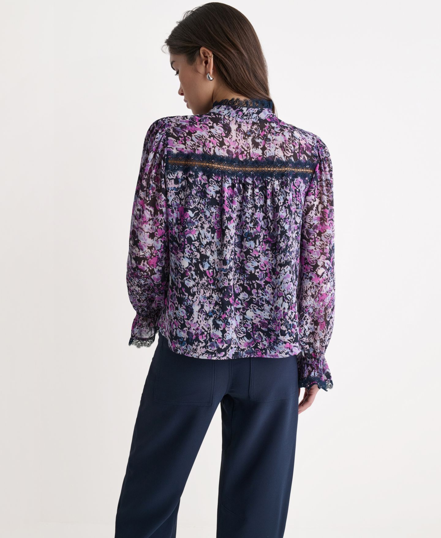 Женский топ BCBG Printed High-Neck Long-Sleeve Top, цвет: Глубокий морской — фото 4
