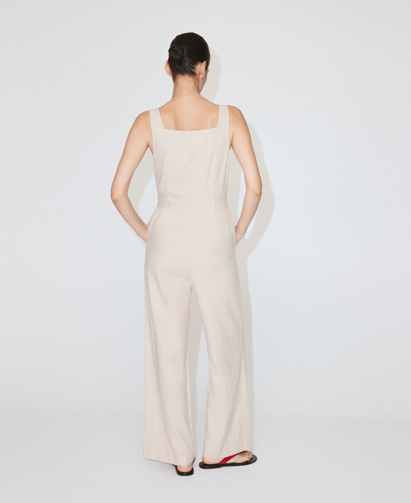 Женский комбинезон MANGO Belt Cropped Linen Jumpsuit, цвет: Песочный — фото 3