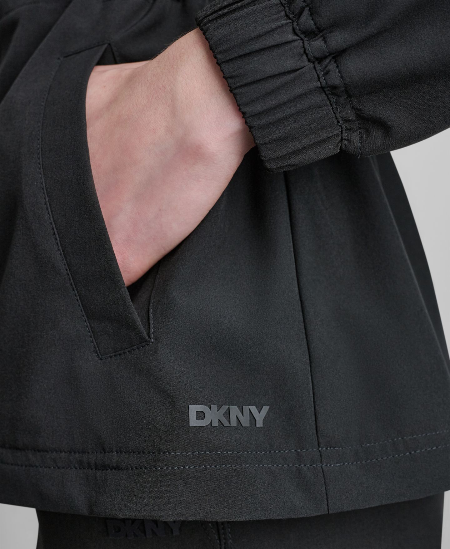 Женская куртка DKNY Sport Hooded Anorak, цвет: Чёрный — фото 8