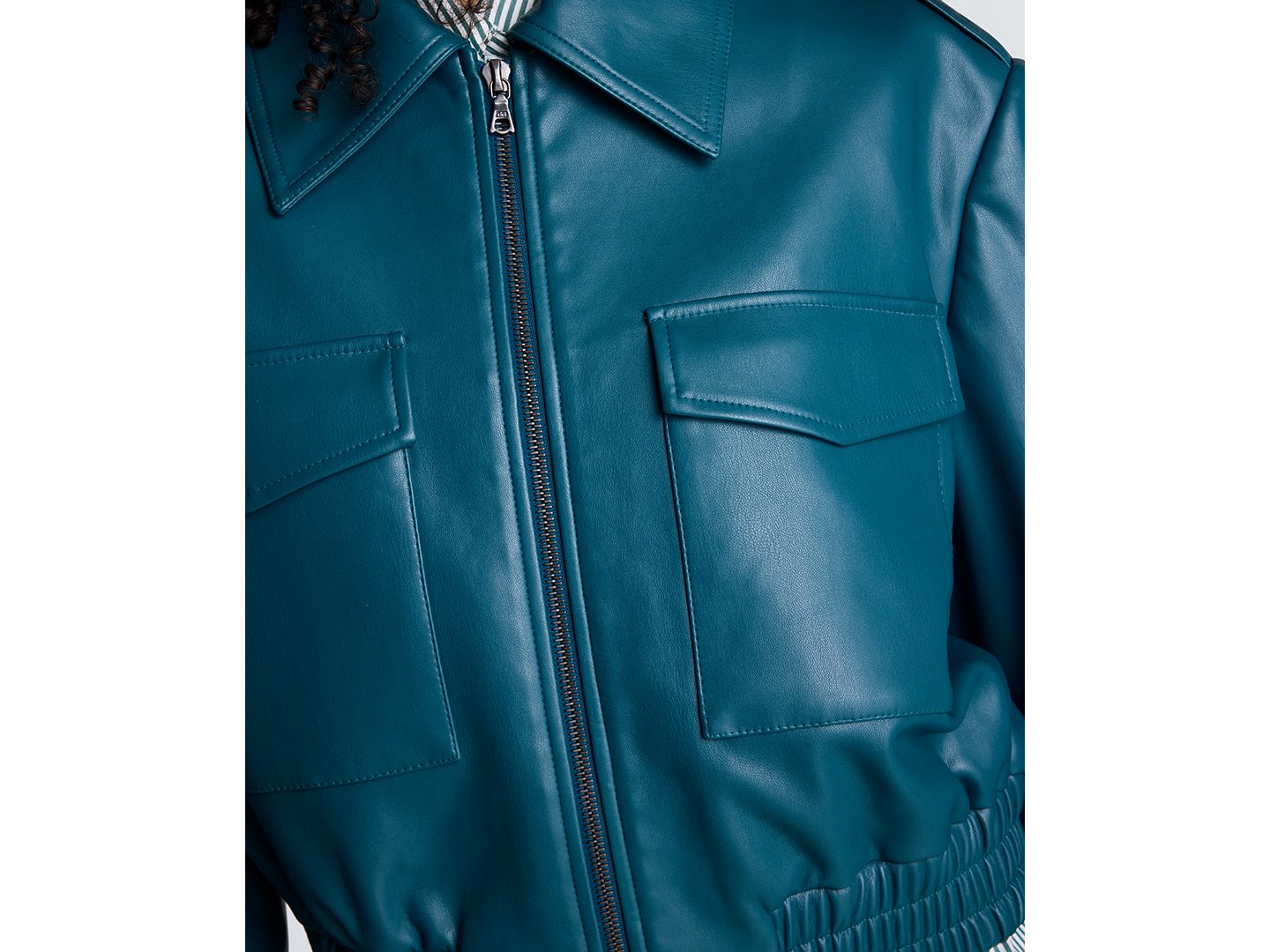 Женская куртка Kenneth Cole Cropped Faux Leather Bomber, цвет: Бирюзовый сумеречный — фото 6