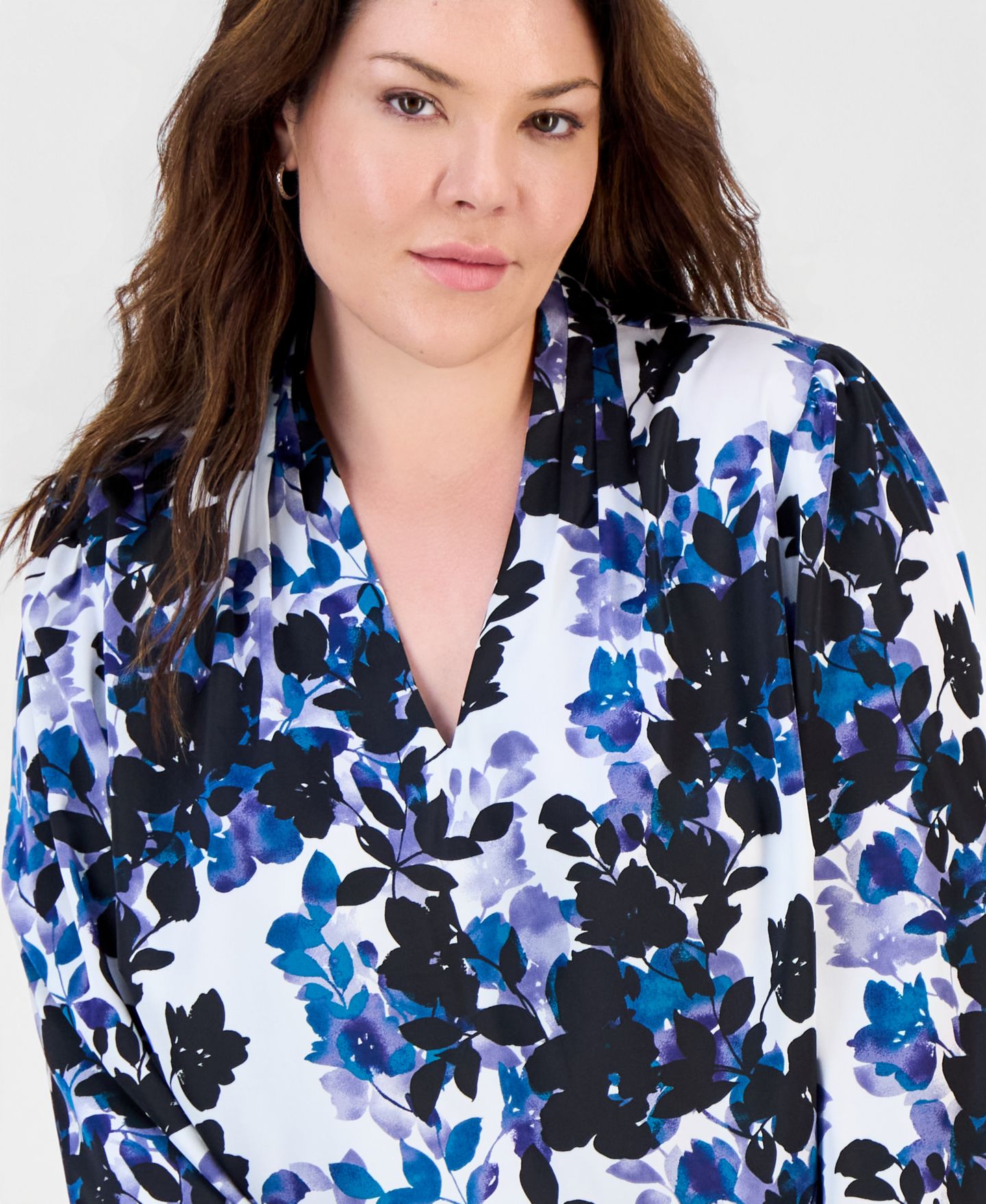 Женская блузка Kasper Plus Size Floral-Print V-Neck Blouson-Sleeve Blouse, цвет: Ванильный ледяной разноцветный — фото 3
